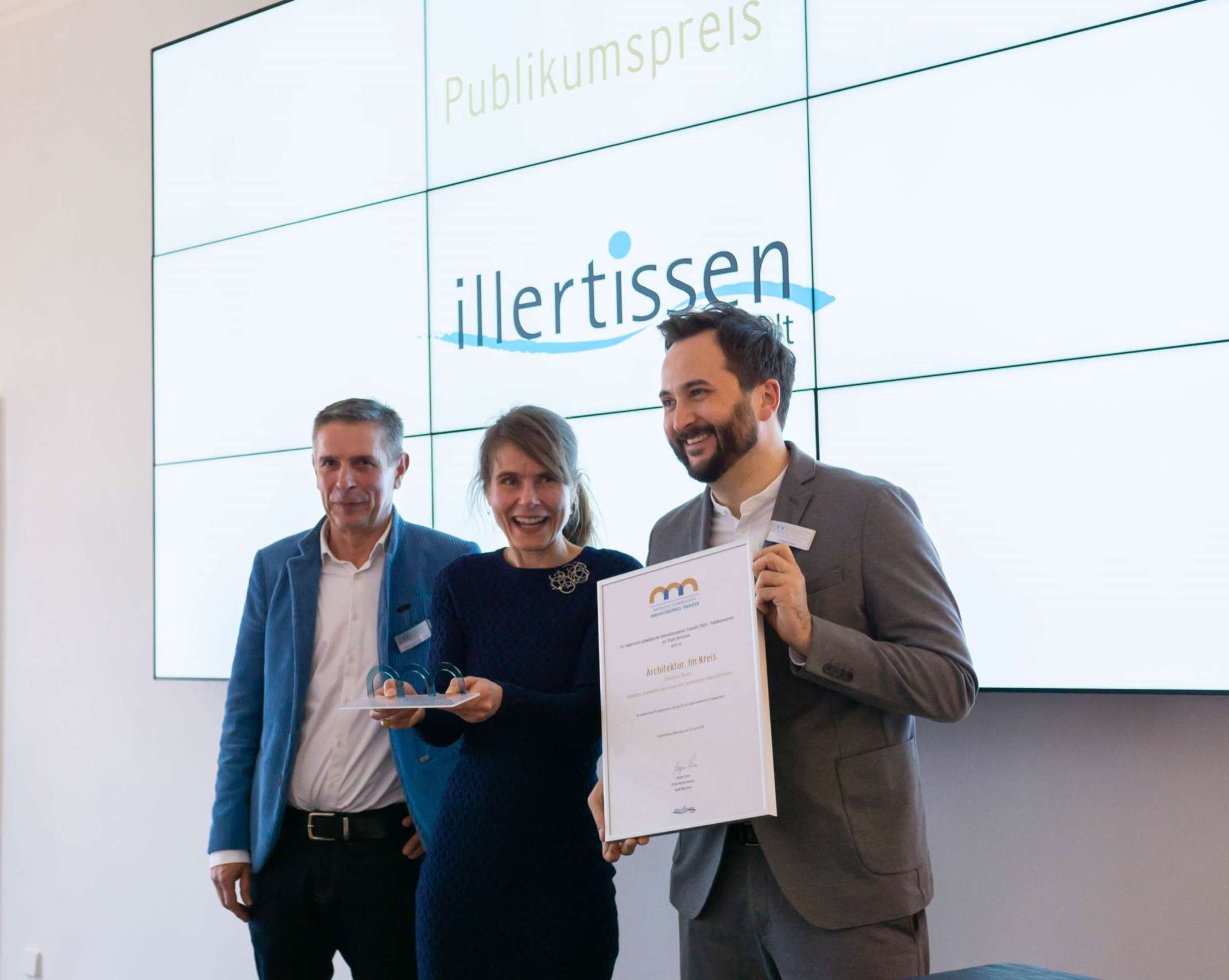 Verleihung des Illertissener Publikumspreises durch Bürgermeister Jürgen Eisen (links) an das Team von „Architektur. Im Kreis“. 