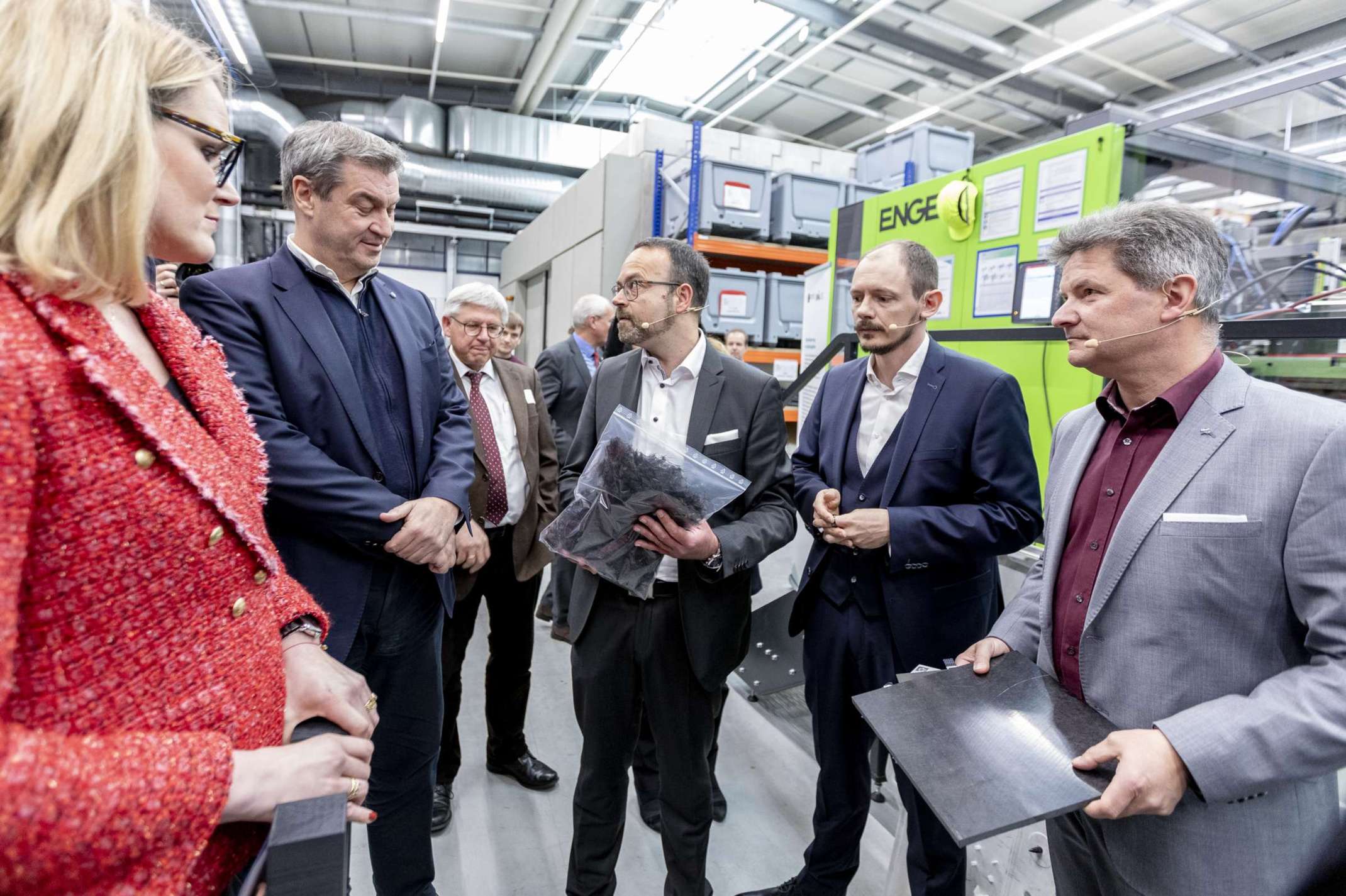 Prof. Häckel erläutert Ministerpräsident Markus Söder die Möglichkeiten des Recycling Ateliers Augsburg.