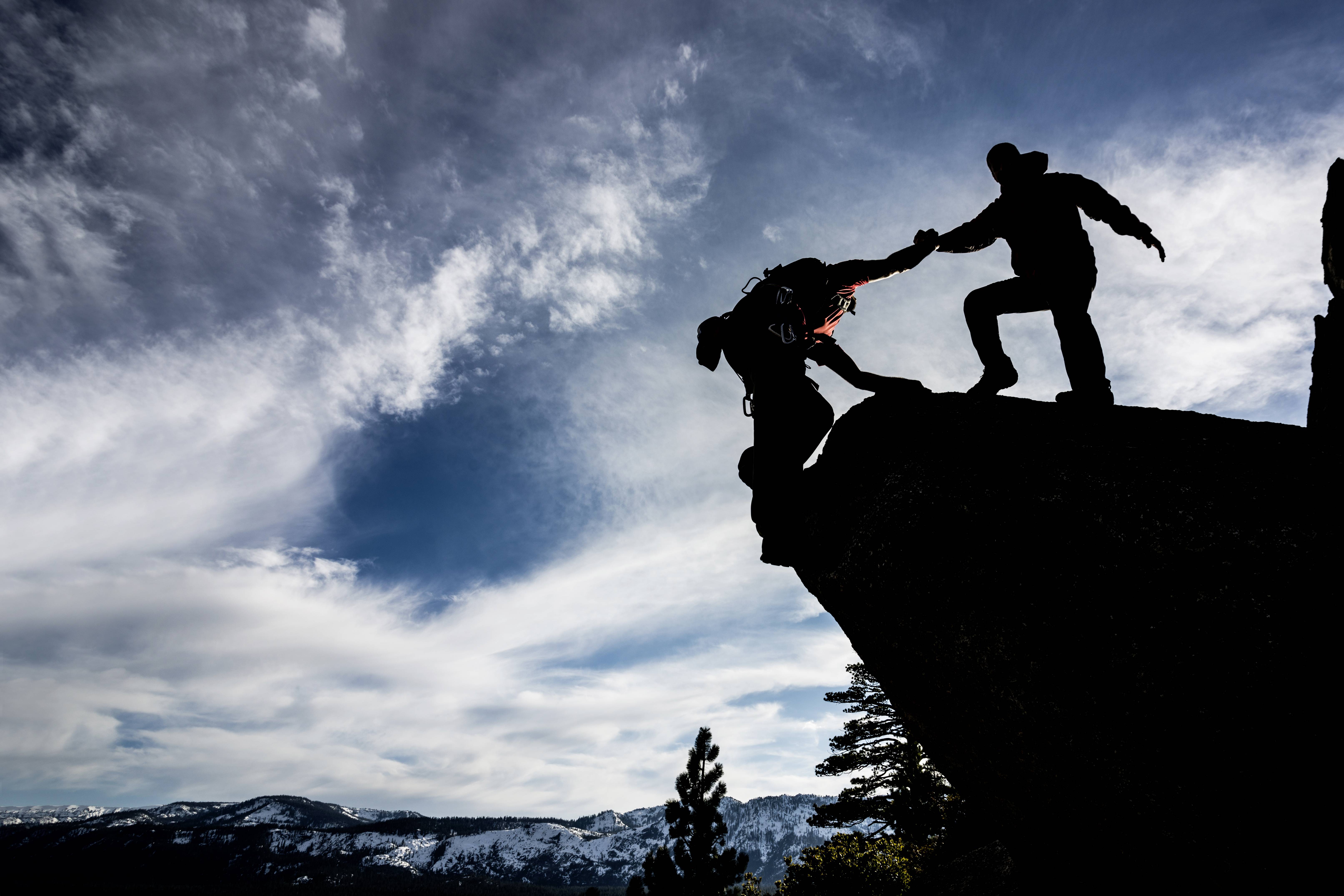 Zwei Bergsteiger erklimmen einen Felsen: Foto: iStock