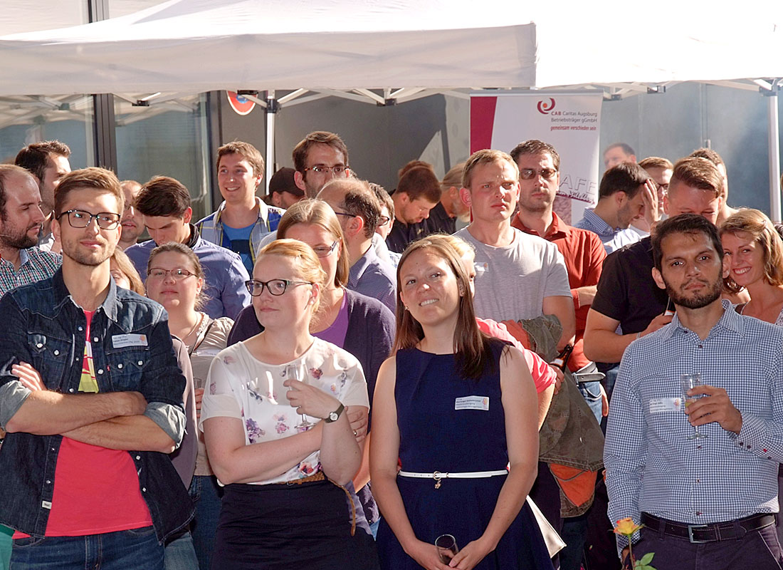 Alumni-Gruppe auf dem Campus