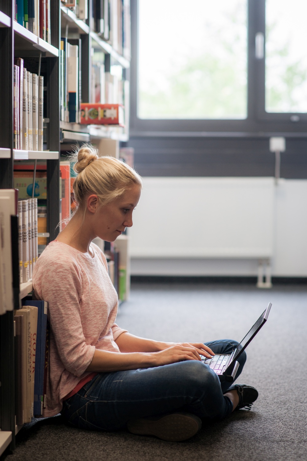 Studentin Bibliothek