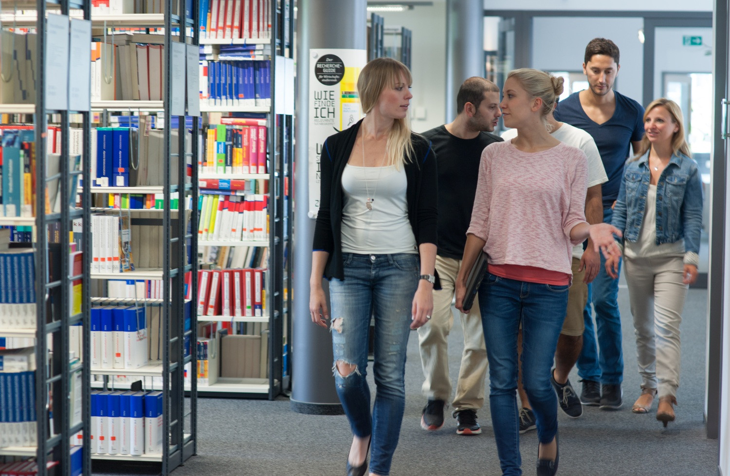 Studenten in der Bibliothek