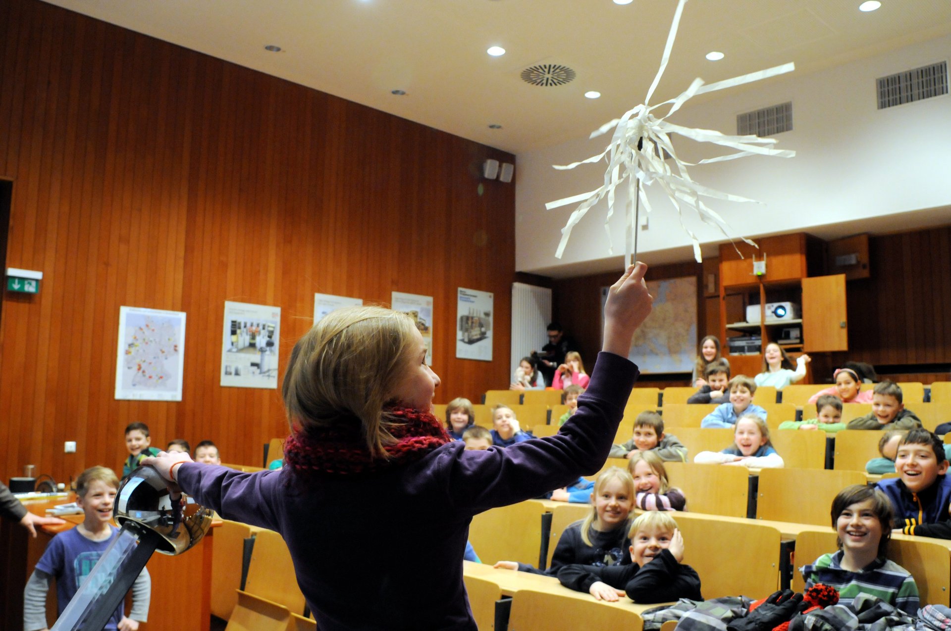 Kinder experimentieren bei der LEW-Kinderuni