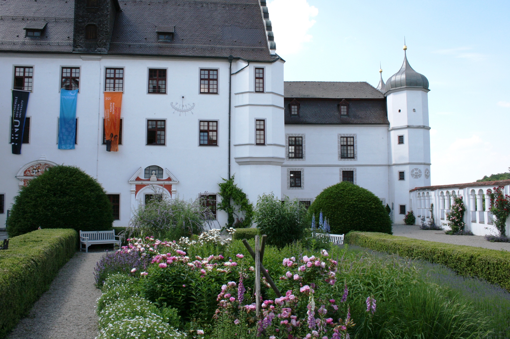 Innenhof. Hochschulzentrum Vöhlinschloss.