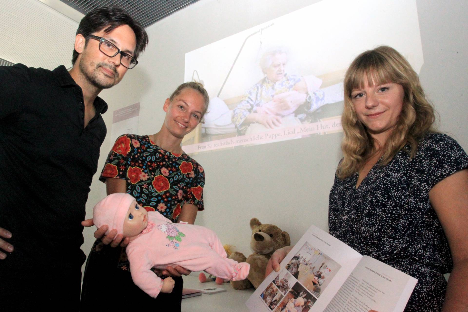 Die Studentinnen Eva Wegerer (li.) und Sandra Hobelsberger (re.) präsentieren zusammen mit Prof. Dr. Michael Kipp die Testpuppe „Anna“. Sie wurde mit speziellen akustischen Anregungen ausgerüstet. Foto: Annette Zoepf.