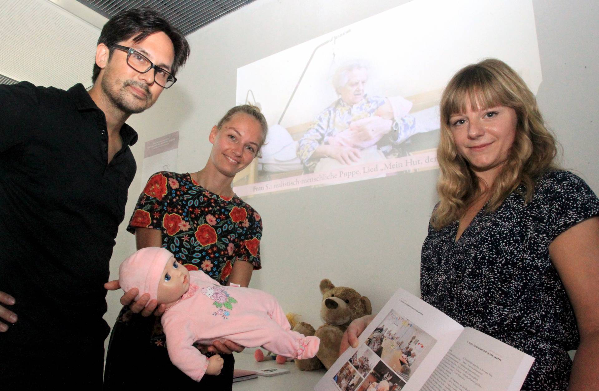 Die Studentinnen Eva Wegerer (li.) und Sandra Hobelsberger (re.) präsentieren zusammen mit Prof. Dr. Michael Kipp die Testpuppe „Anna“. Sie wurde mit speziellen akustischen Anregungen ausgerüstet. Foto: Annette Zoepf.