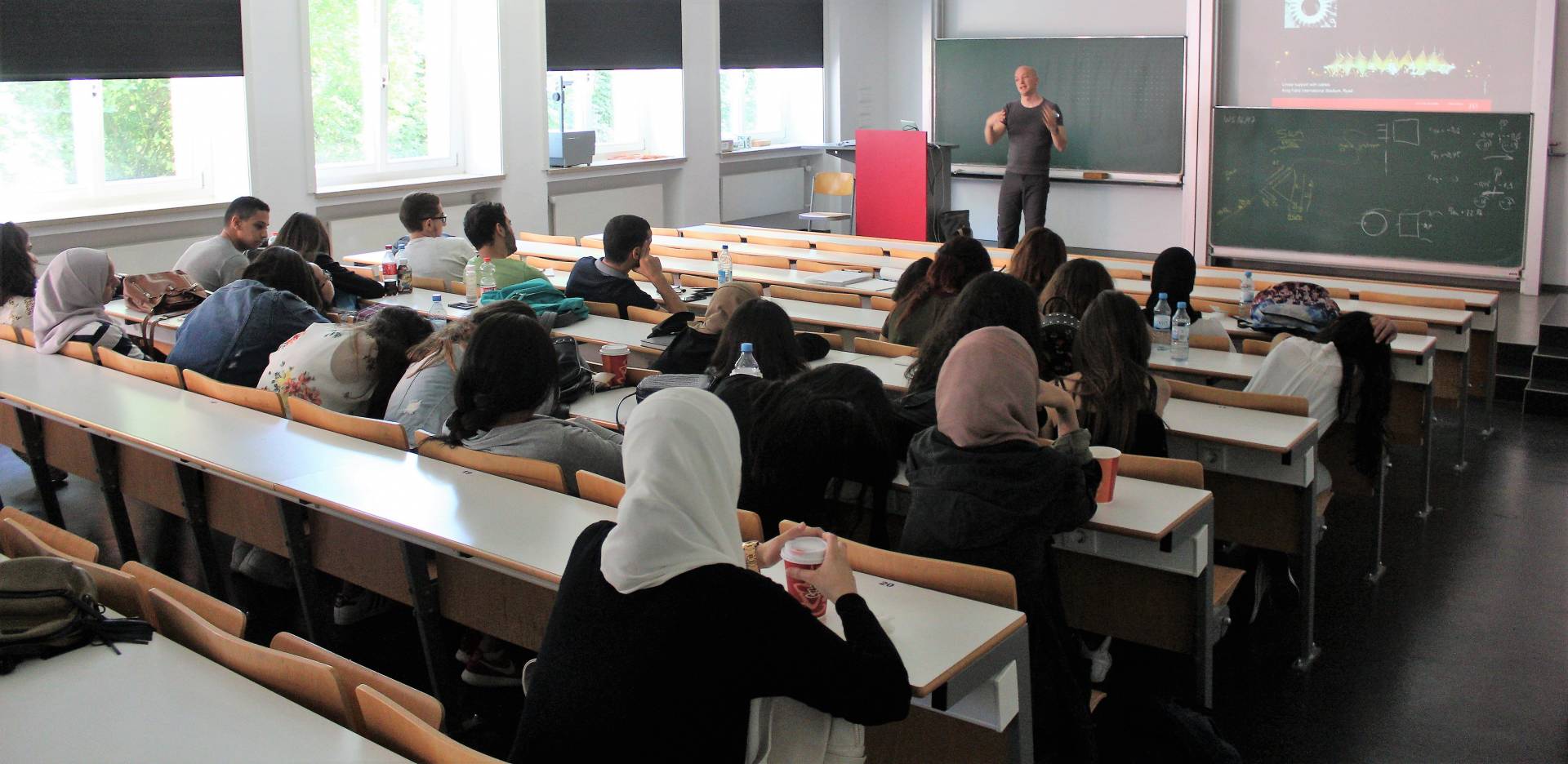 Spannende Vorlesungen, hier mit Prof. Dr. Müller.Foto: M. Gabr