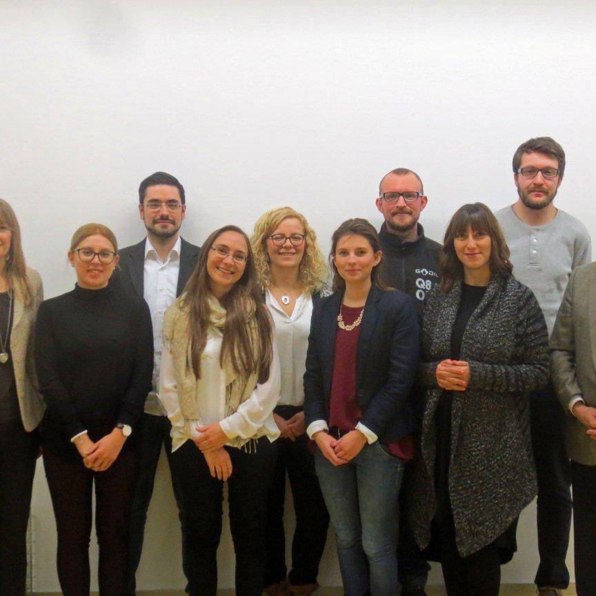 Studierende des Vertiefungsmoduls Steuern zusammen mit Prof. Dr. Herrler.