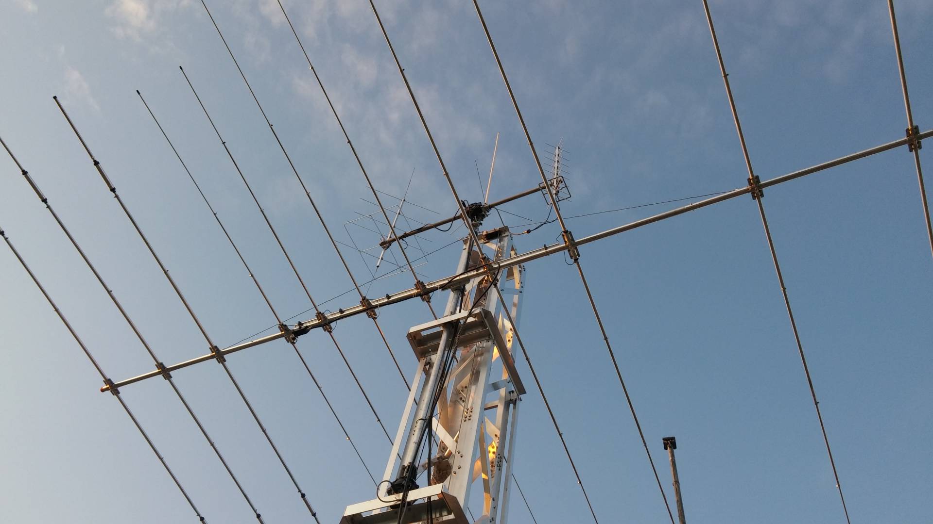 Mast mit KW und UKW Anlage