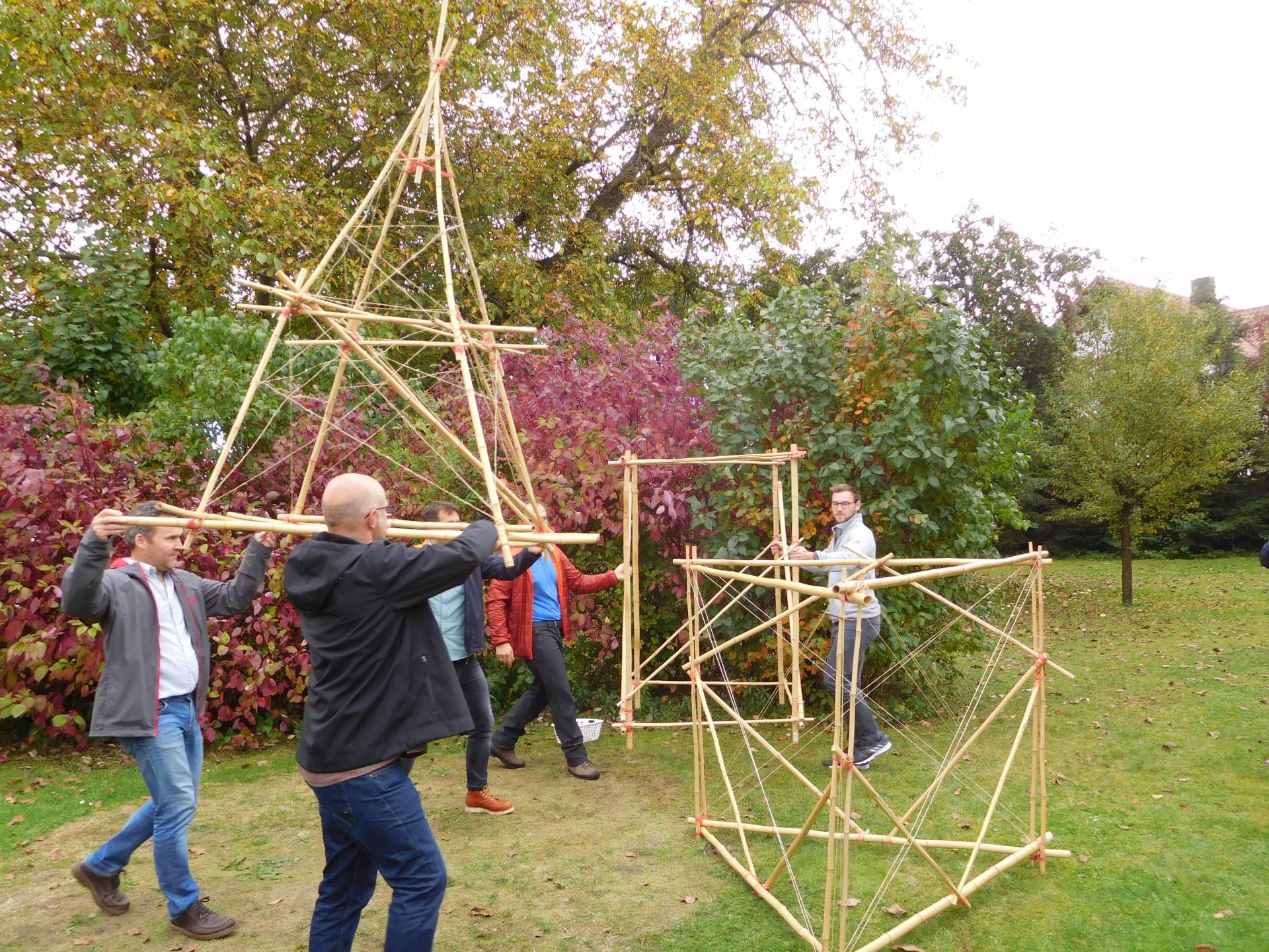 Erste „Holzbauten“: Teambuilding zum Studienbeginn. (Foto: Katrin Freitag, Hochschule Augsburg)