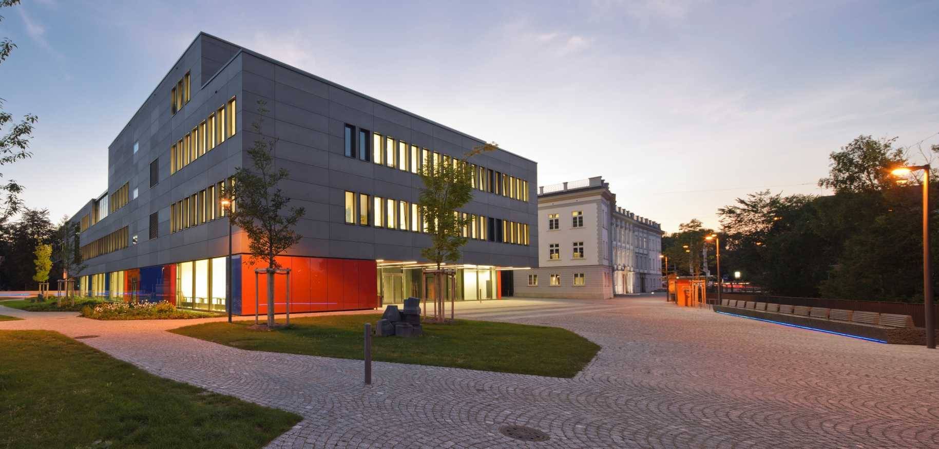 Hochschule Augsburg: Zertifikatsstudium IT-Projektmanagement und Prozessmanagement - Gebäude Fakultät Informatik und Wirtschaft (Foto: Martin Duckek)