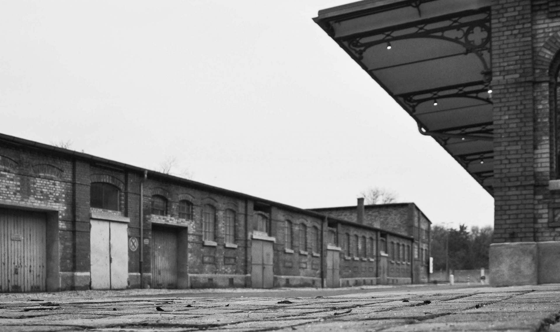 Das Gebäude der Nachtstallungen auf dem Vieh- und Schlachthofgelände in direkter Nähe zur Kälberhalle (rechts), Bestand (Foto: J. Müller)