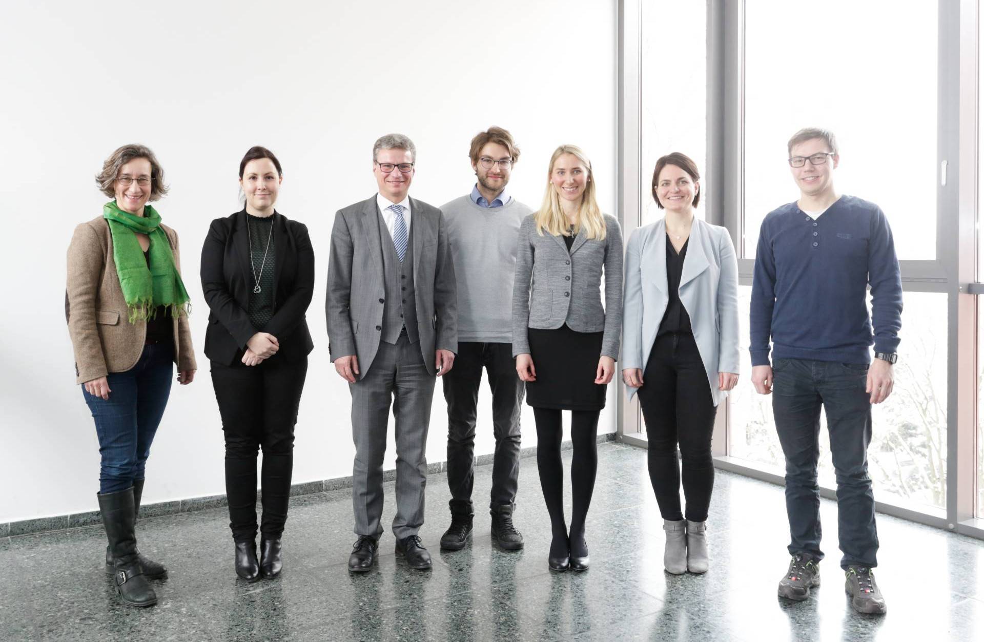 Prof. Dr. Elisabeth Krön, Vizepräsidentin für Forschung und Wissenstransfer, Stephanie Ammicht, bayme vbm Geschäftsführerin Geschäftsstelle Schwaben, Wissenschaftsstaatssekretär Bernd Sibler, Crispin Deppe, MINTerAKTIV-Tutor der Hochschule Augsburg, Anja Matzke, Projektkoordinatorin MINTerAKTIV Hochschule Augsburg, Karina Maria Meyer und Stephan Wenhart, MINTerAKTIV-Tutoren.