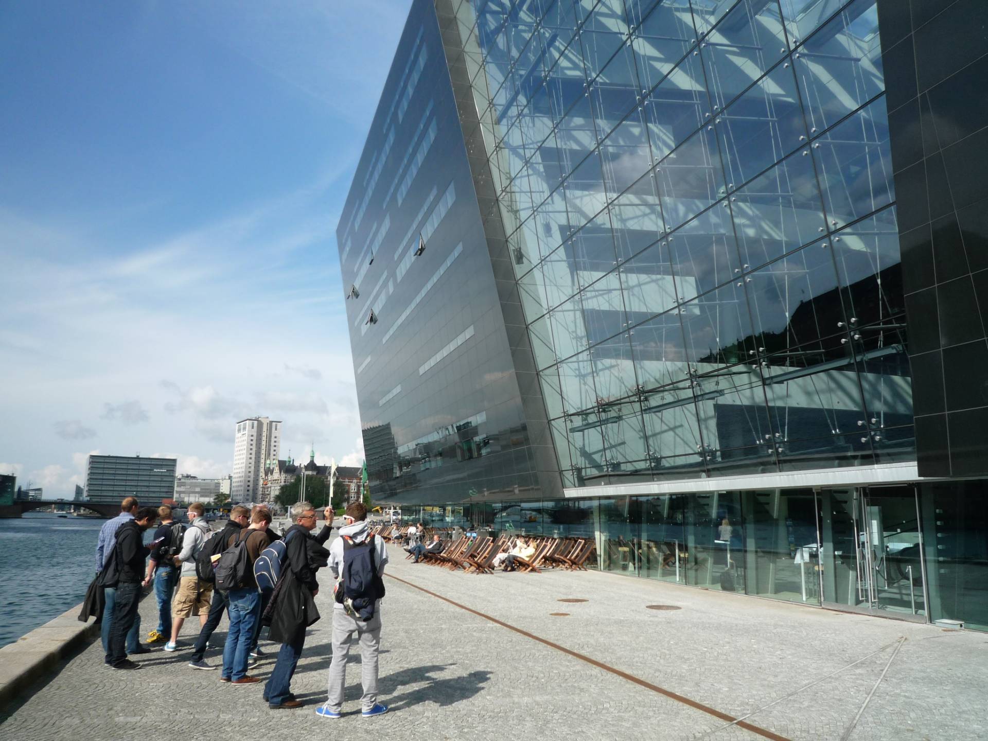 Direkter Bezug zum Wasser: Neubau der Königlichen Bibliothek (Foto: J. Müller)