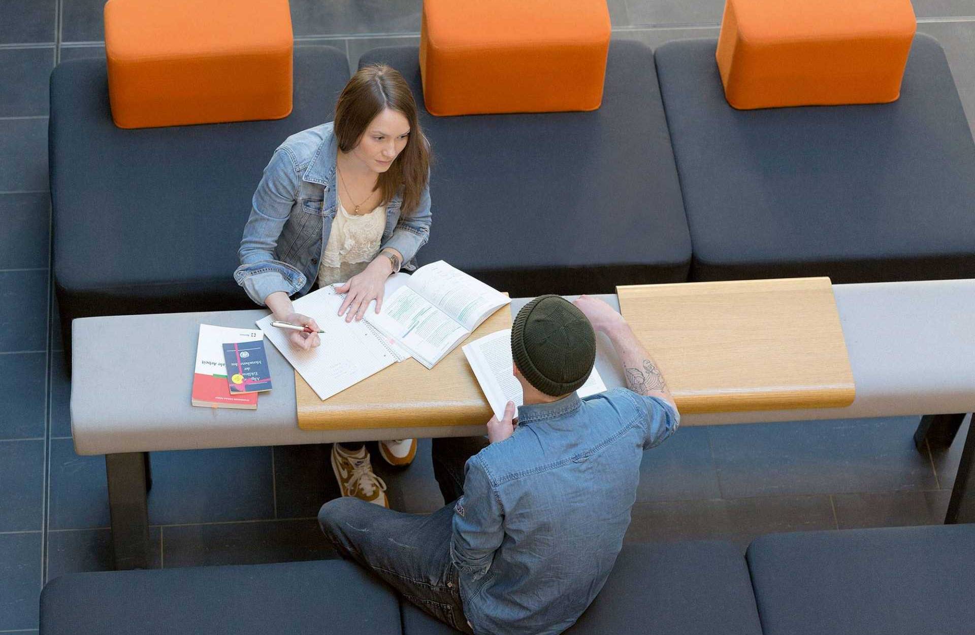 Studentin und Student. Foto: Matthias Leo