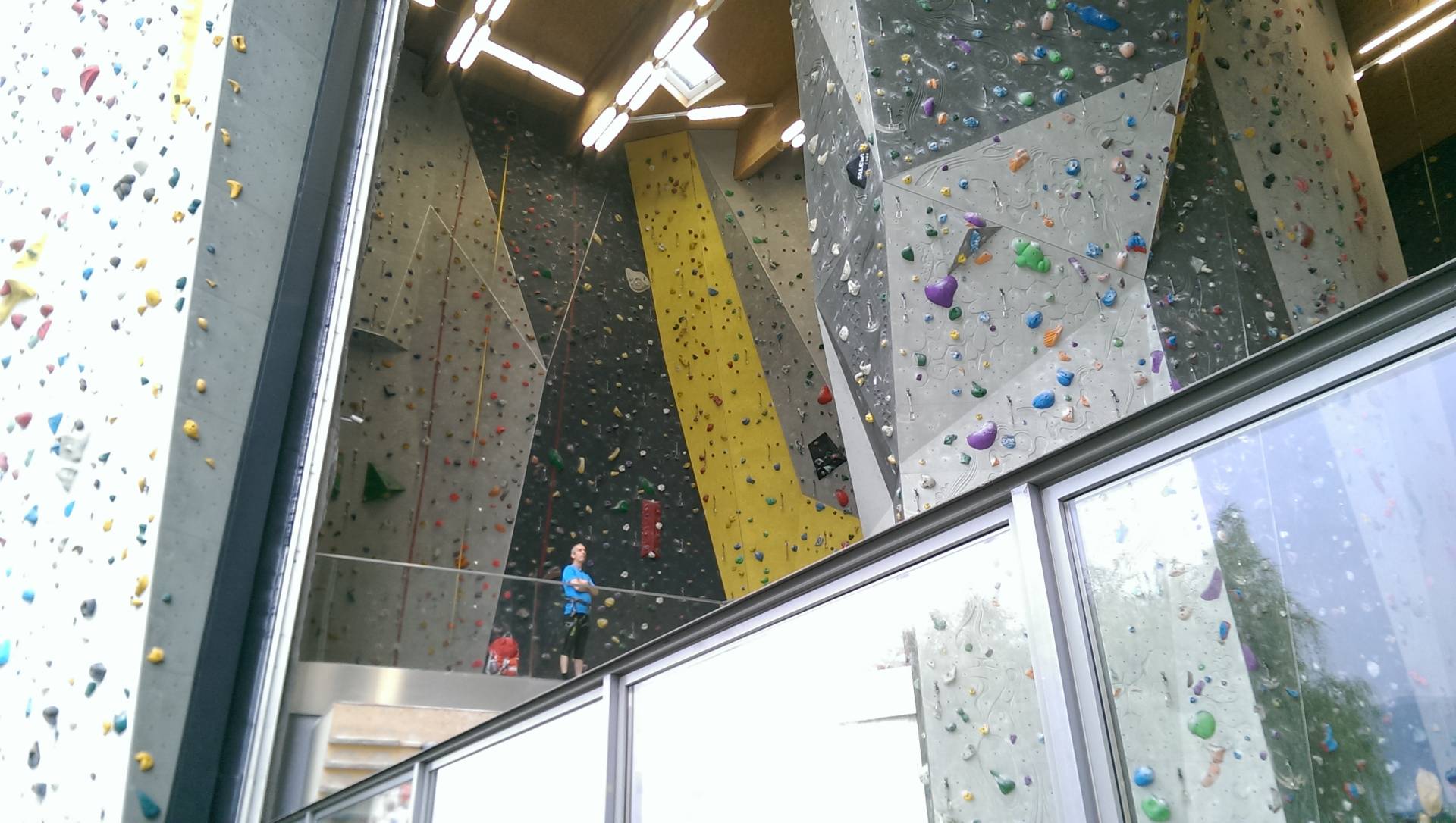 The Cube – integrierte Kletterhalle mit Öffnung zur Landschaft (Foto: J. Müller)