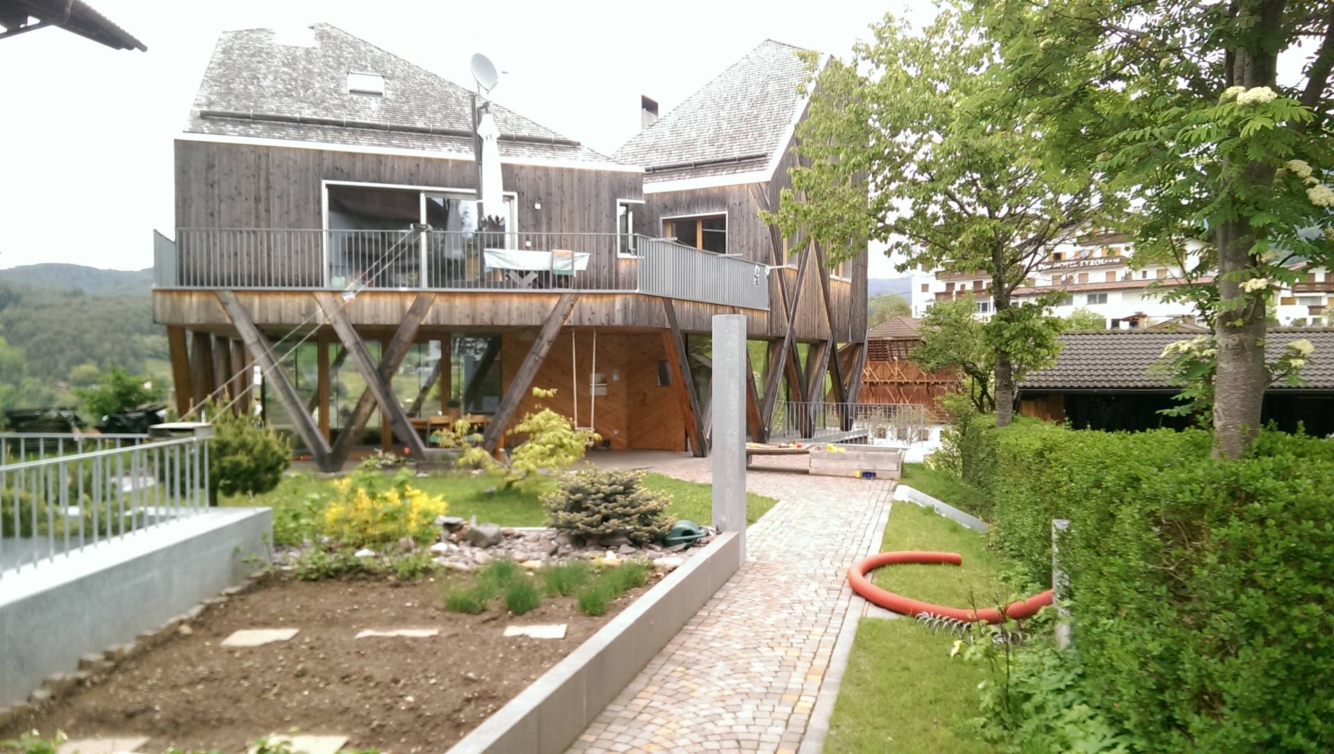 Erdgeschossebene mit Belichtung des Ateliers im Untergeschoss, Wohnen mit Blick über die Landschaft (Foto: J. Müller)