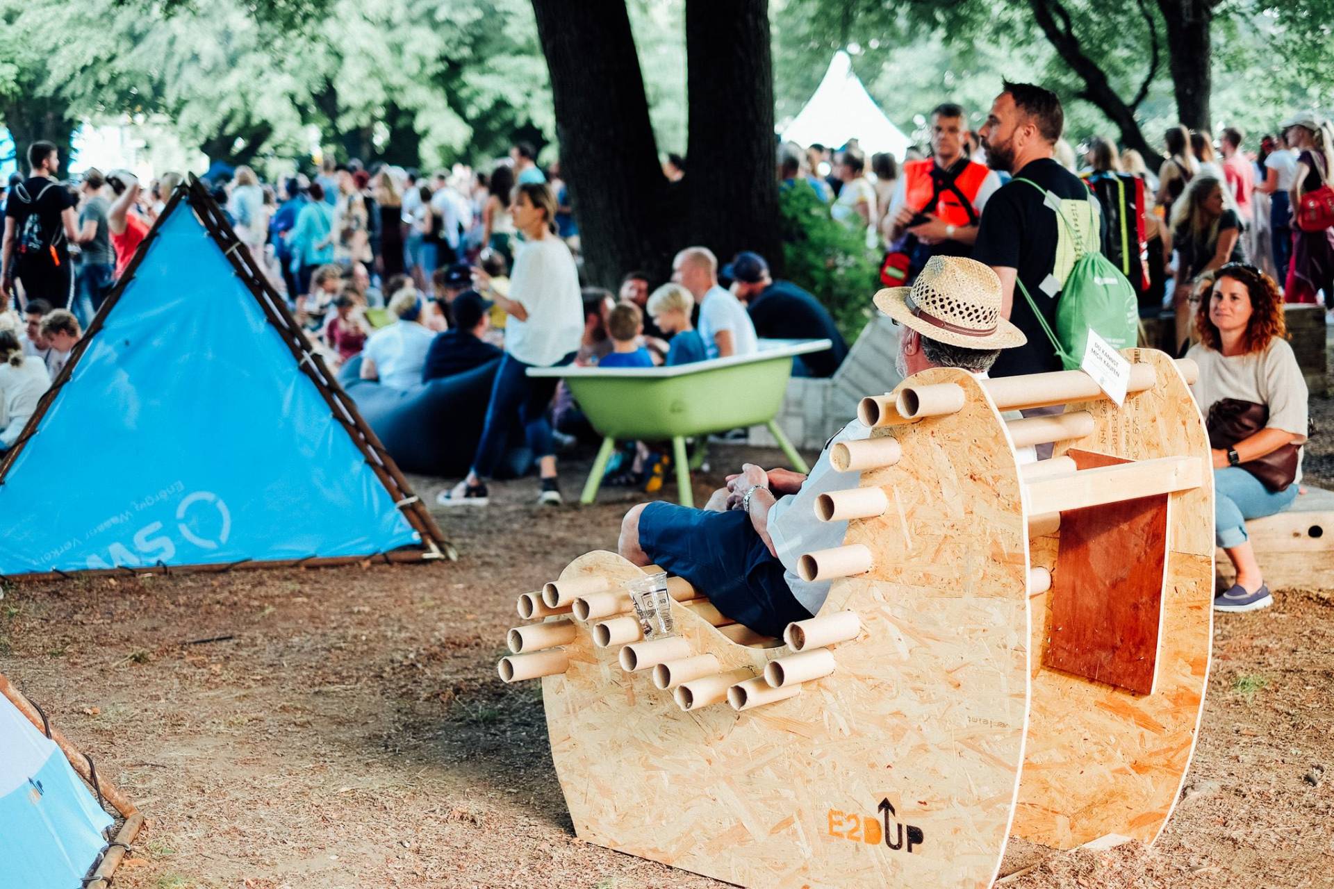 Sitzelemente, eine Lounge Area, 4 wandelbare Pavillons und eine Kunstinstallation: E2D gestaltet Außenraum für das Modular Festival (Abb.: Lisa Seifert/ Modular Festival)