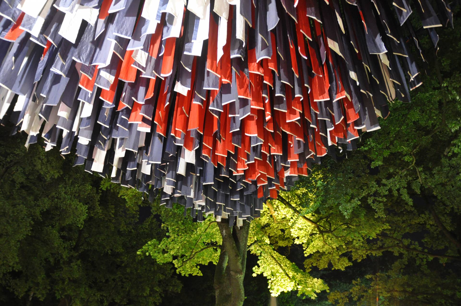 Poetischer „Himmel“ aus einem ausrangierten Heißluftballon zwischen den Bäumen des Wittelsbacher Parks (Foto: E2D-UP!)