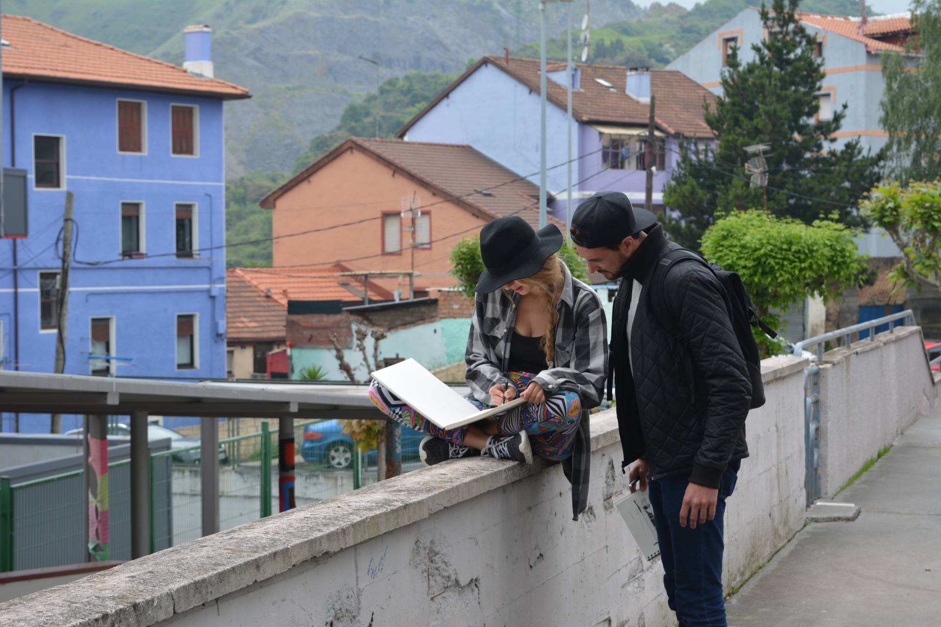 Zeichenstunde im bunten Dorf Ortuella, Foto: Florian Appel