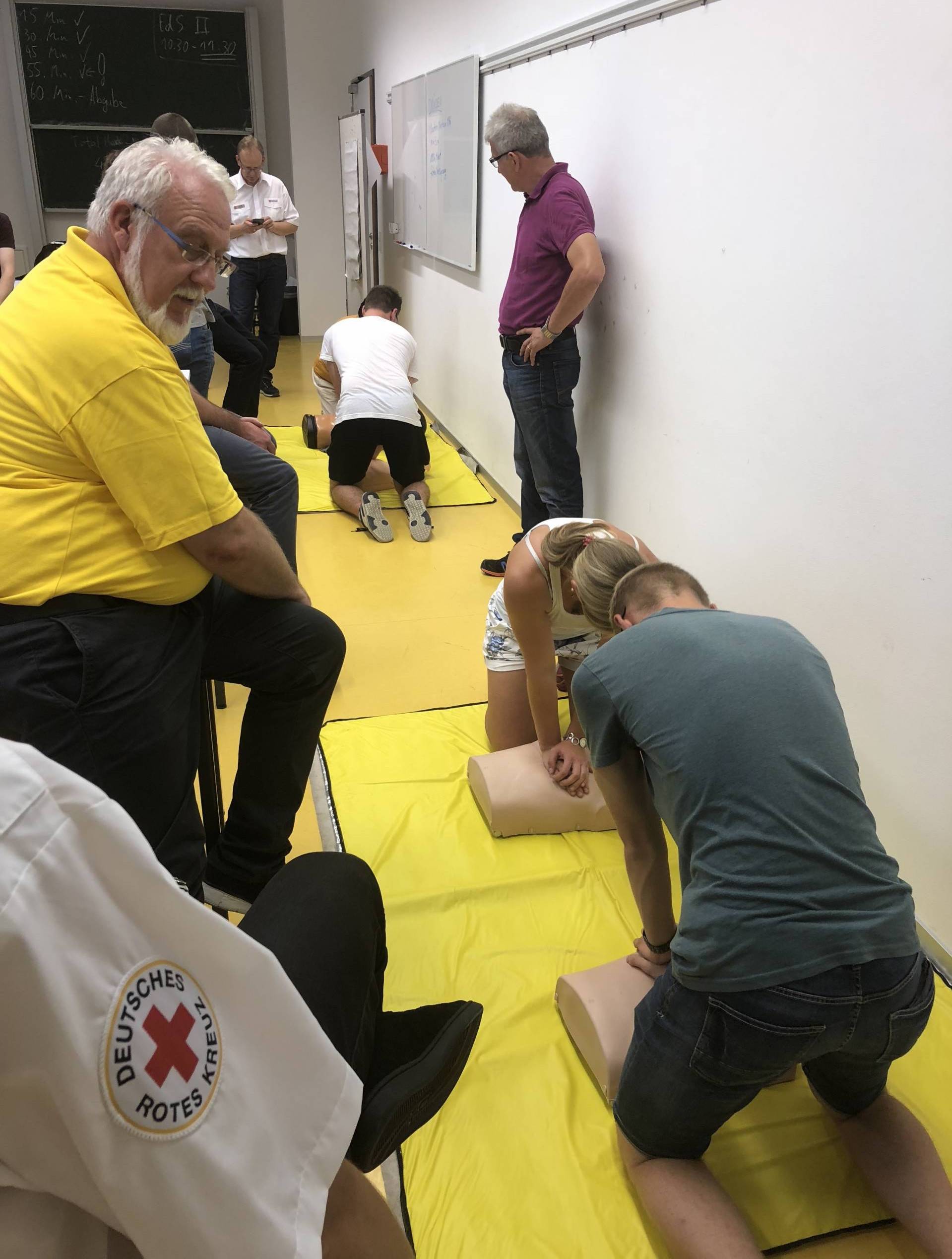 Gruppendynamische Übung zur Herzdruckmassage. Foto: Landesarbeitsgemeinschaft Erste Hilfe in Bayern