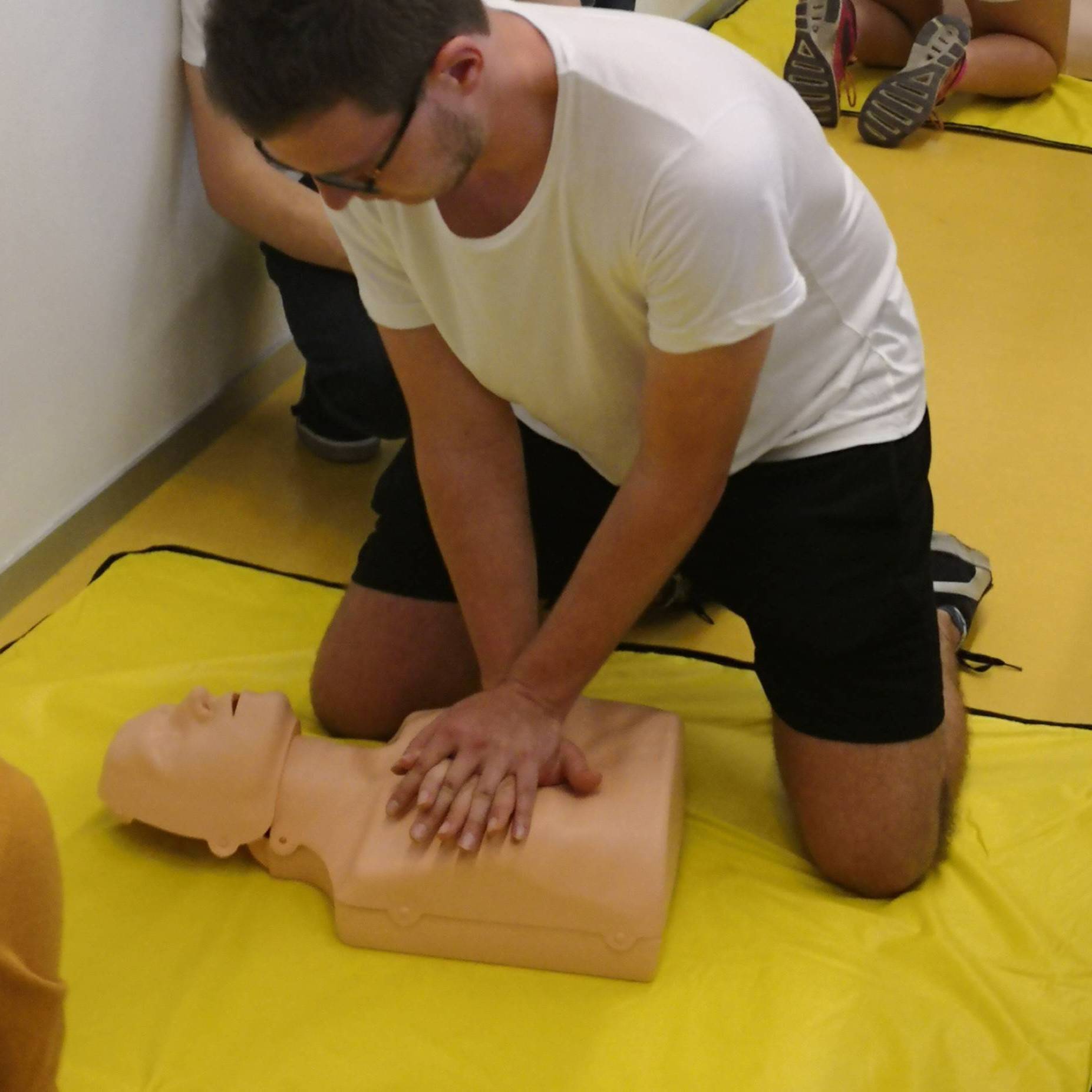 Studierende der Hochschule Augsburg trainieren im Konzept „Von Herzensrettern und Lebensrettern“ die korrekte Durchführung einer Herzdruckmassage. Foto: Landesarbeitsgemeinschaft Erste Hilfe in Bayern