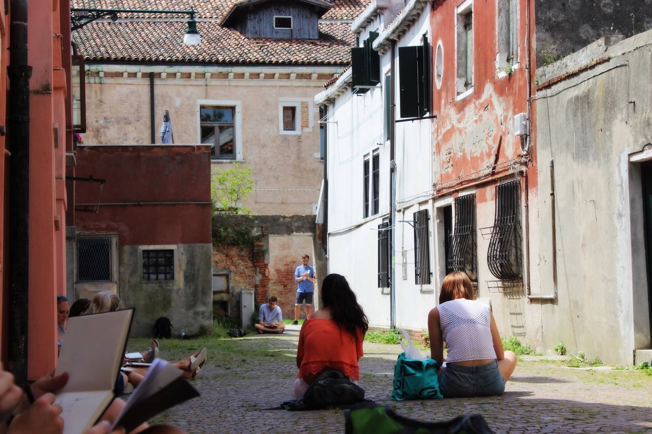 Atmosphären aufnehmen – Skizzieren auf der Giudecca (Foto: Michelle Weck)