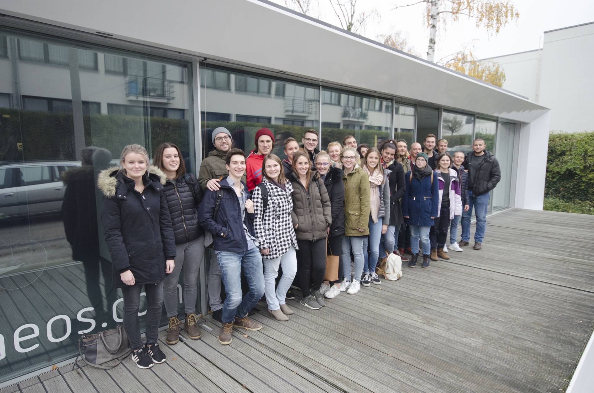 Zero energy, zero emission, zero waste: Die Studierenden mit Prof. Dr. Müller vor dem Forschungsgebäude B10 in der Stuttgarter Weißenhof-Siedlung