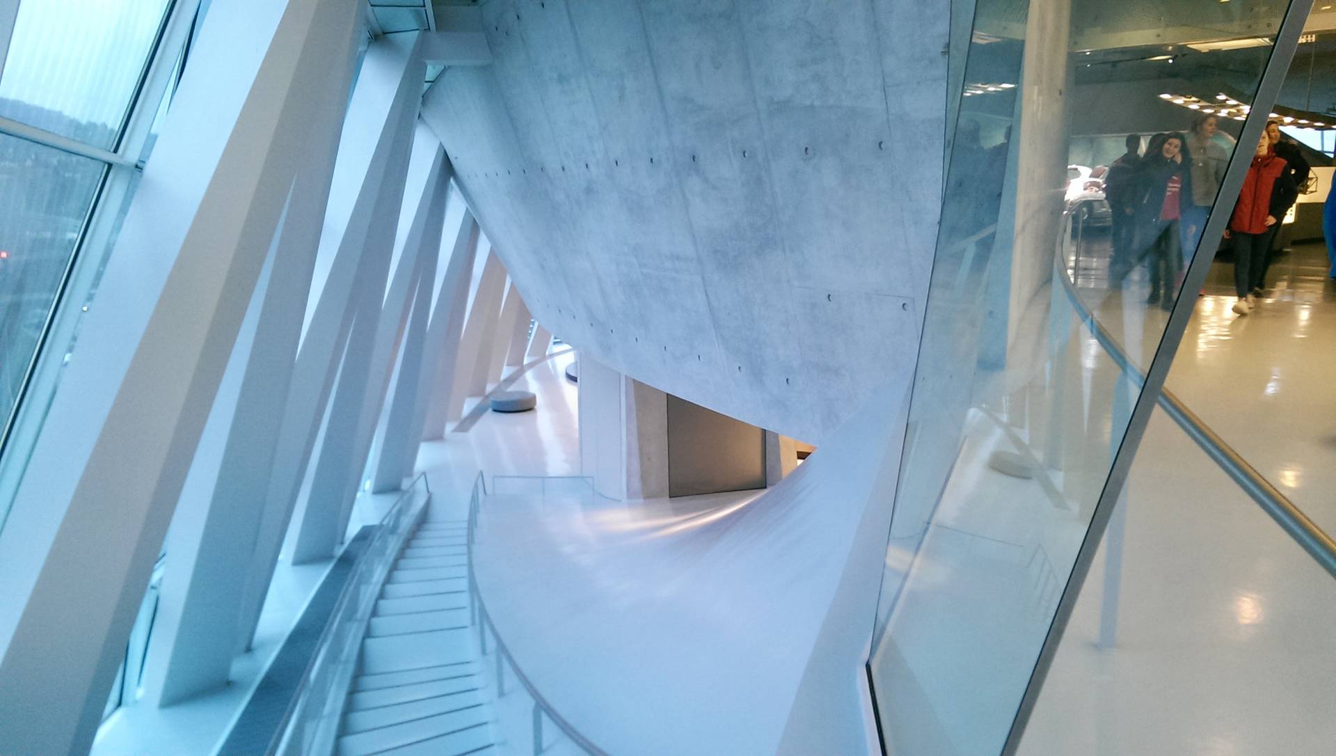 Komplexe Geometrien: Erschließungssystem des Mercedes Benz Museums (Foto: J. Müller)