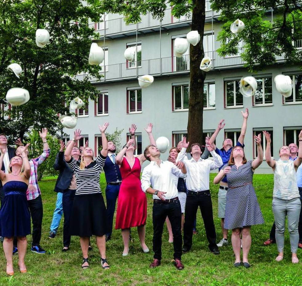 Absolvent:innen - Master Projektmanagement - Weiterbildung - berufsbegleitend - Hochschule Augsburg (Foto: Matthias Leo)