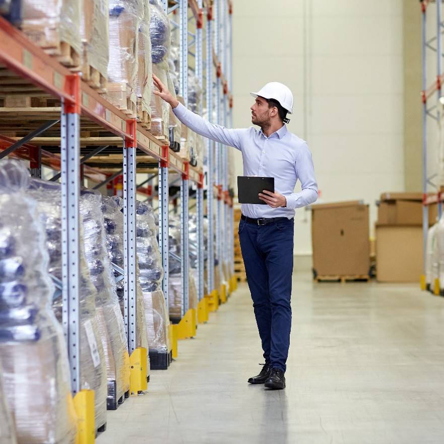 Mann in einer Lagerhalle - Weiterbildung - Zertifikat Prozessentwickler:in Logistik - berufsbegleitend - Hochschule Augsburg (Foto: colourbox.de)