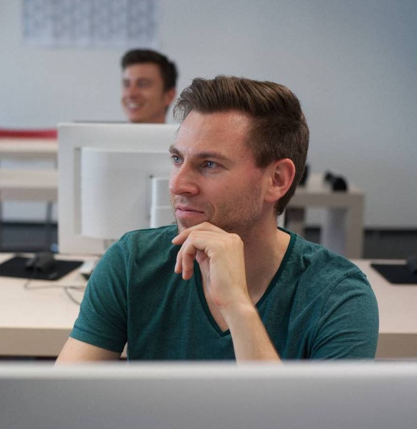 Student im Computerraum - Weiterbildung - Bachelor Wirtschaftsingenieurwesen - berufsbegleitend - Hochschule Augsburg (Foto: Michael Kipp)