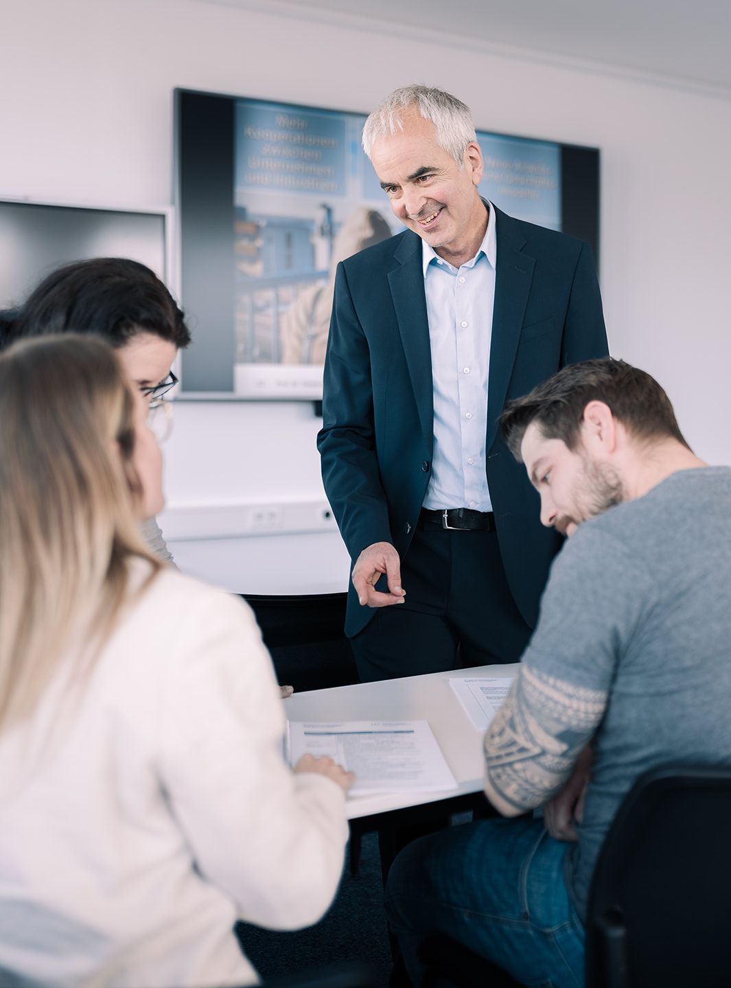 Prof. Dr. Clemens Espe und Studierende - Zertifikat IT-Projekt- und Prozessmanagement - berufsbegleitend - Technisch Hochschule Augsburg (Foto: hoch3media)