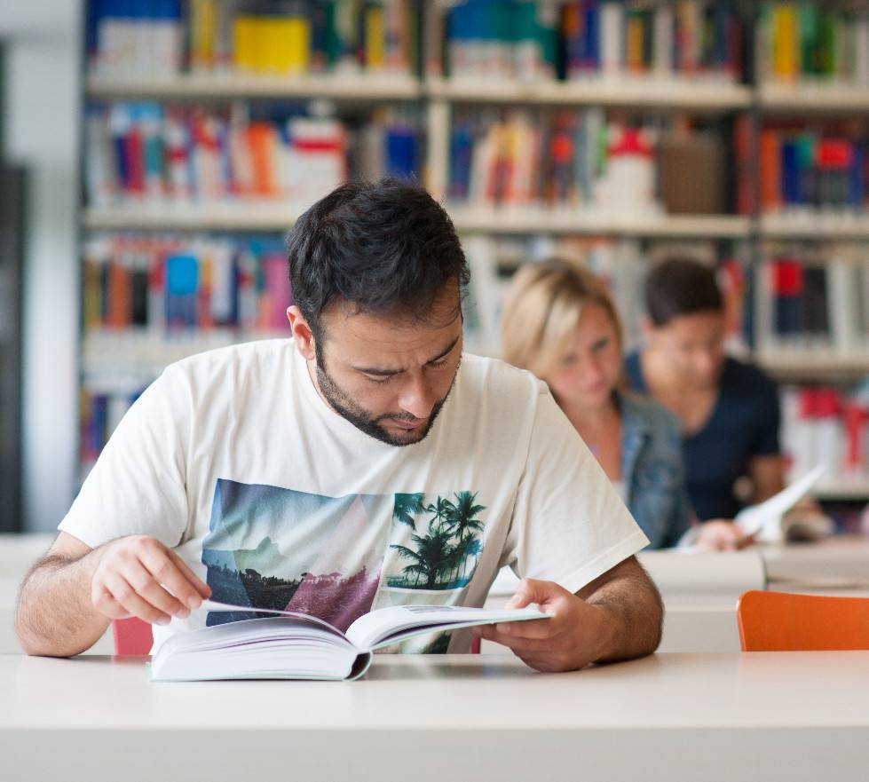 Student in der Bibliothek - Zertifikat Grundlagen des Wirtschaftsingenieurwesens - berufsbegleitend - Hochschule Augsburg (Foto: Michael Kipp)