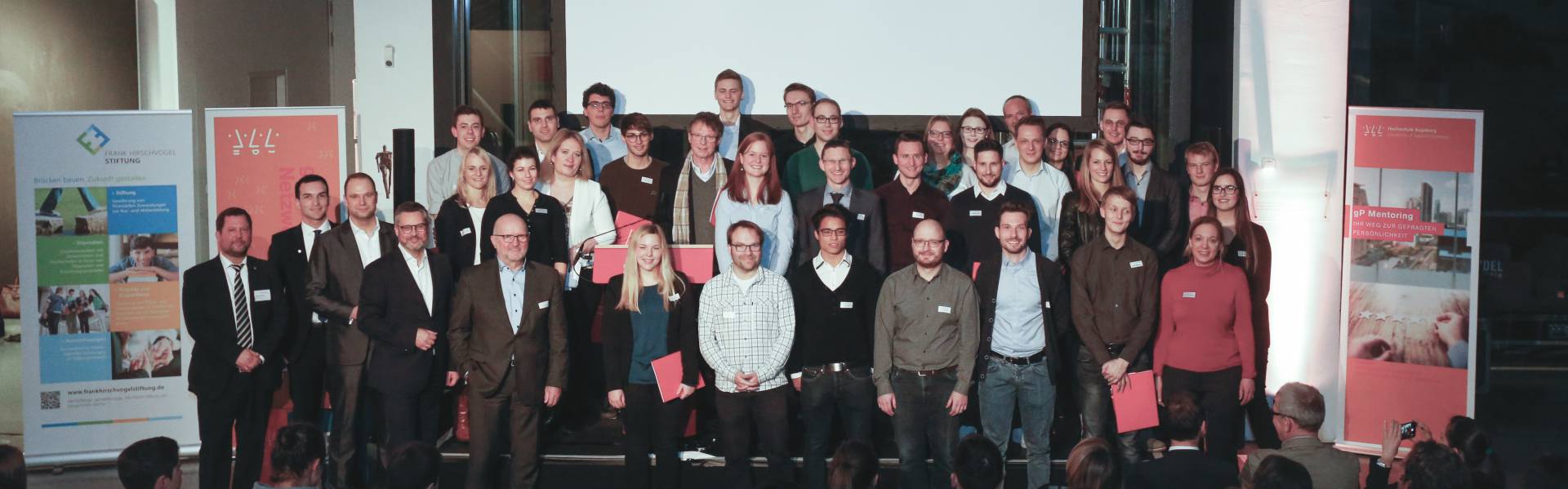 Prof. Dr. Manfred Uhl (4.v.l.), Vizepräsident für Studium und Kommunikation an der Hochschule Augsburg, und Walter Pischel (5.v.l.), Vorstandsvorsitzender der Frank Hirschvogel Stiftung, mit Mentees, Mentorinnen und Mentoren sowie den Projektkoordinatoren