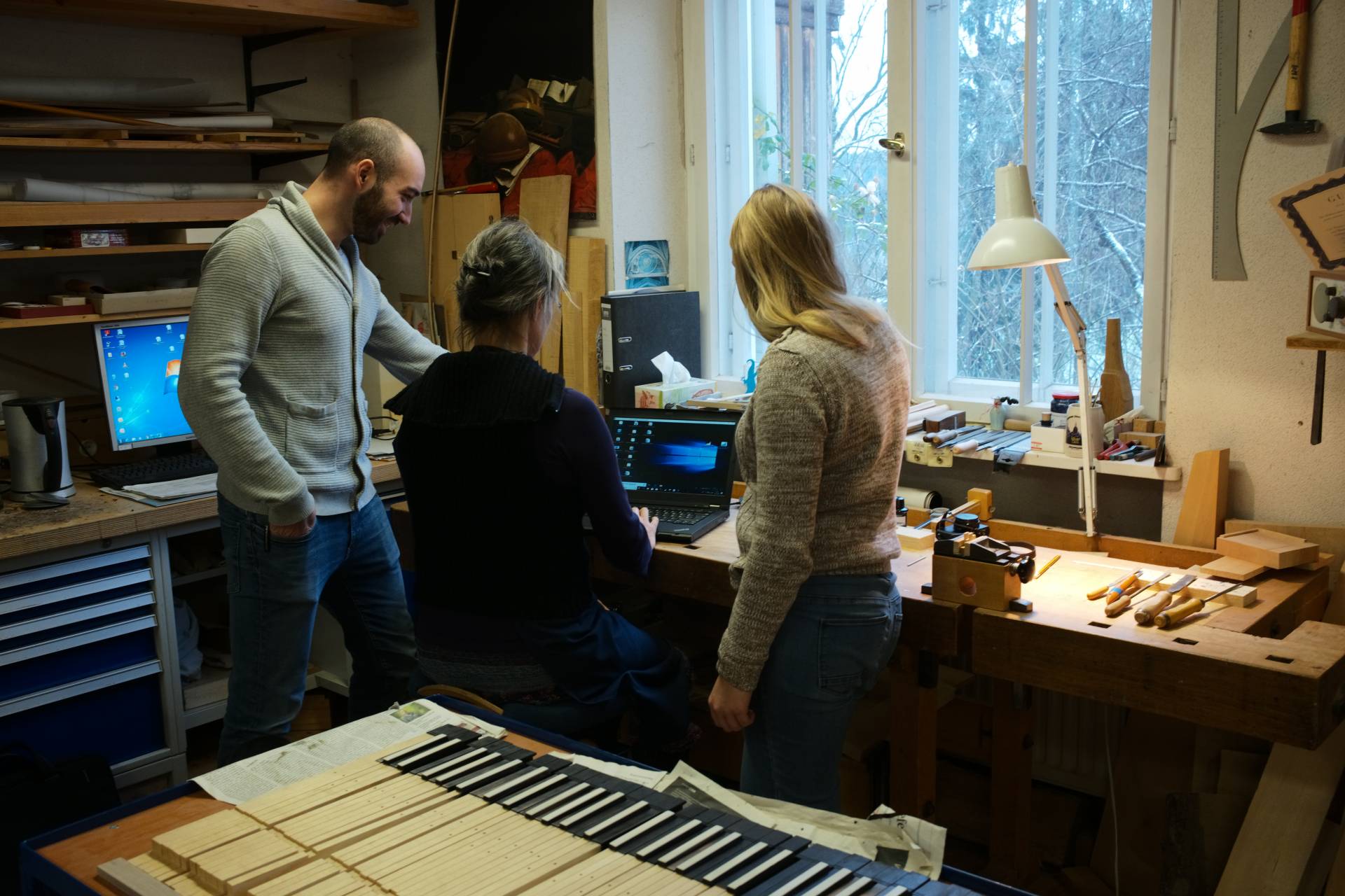 Die Studierenden in der Werkstatt des Greifenberger Insituts für Musikinstrumentenkunde.