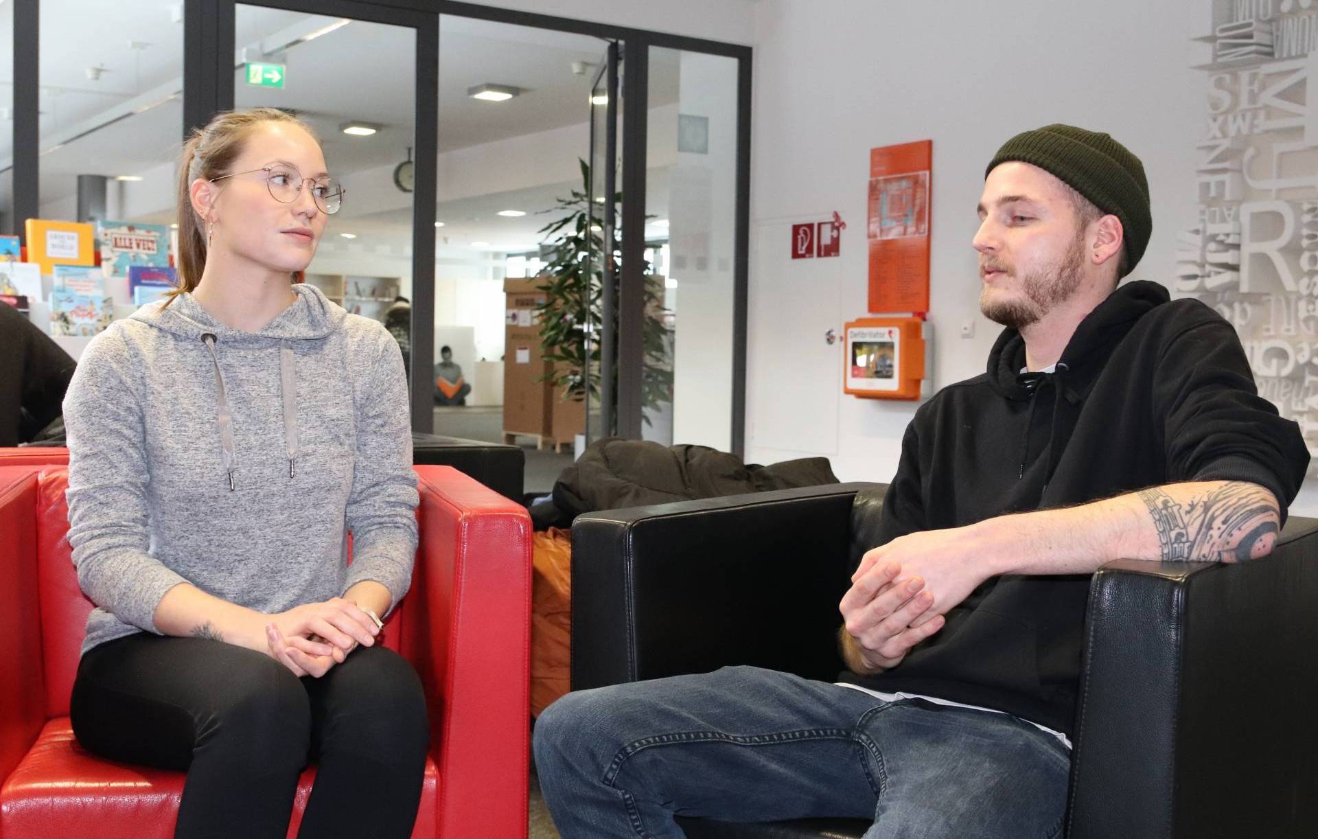 Carolin und Simon berichten über die ersten 100 Tage ihres Studiums. 