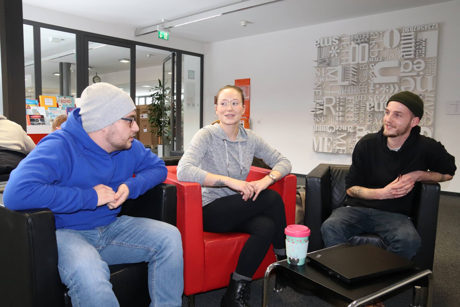 Kilian (l.), Carolin und Simon berichten von den ersten 100 Tagen ihres Studiums. 