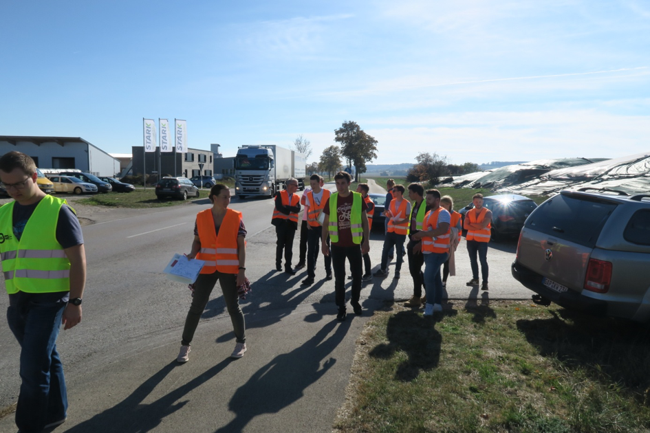 Schwerverkehr und gestreckte Linienführung der St 2221 am Ortseingang Schwerverkehr und gestreckte Linienführung der St 2221 am Ortseingang