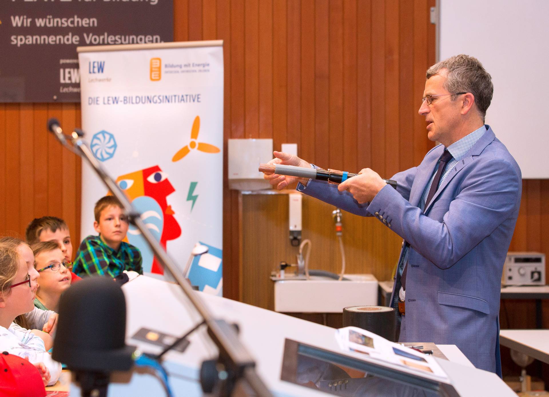 Prof. Michael Finkel erklärt Kindern spannende Phänomene bei der LEW Kinderuni.