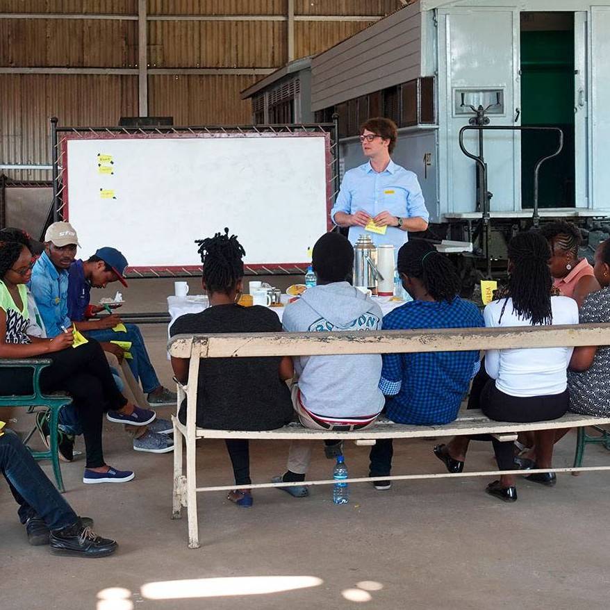 Prof. Andreas Muxel mit Workshop-Teilnehmern.