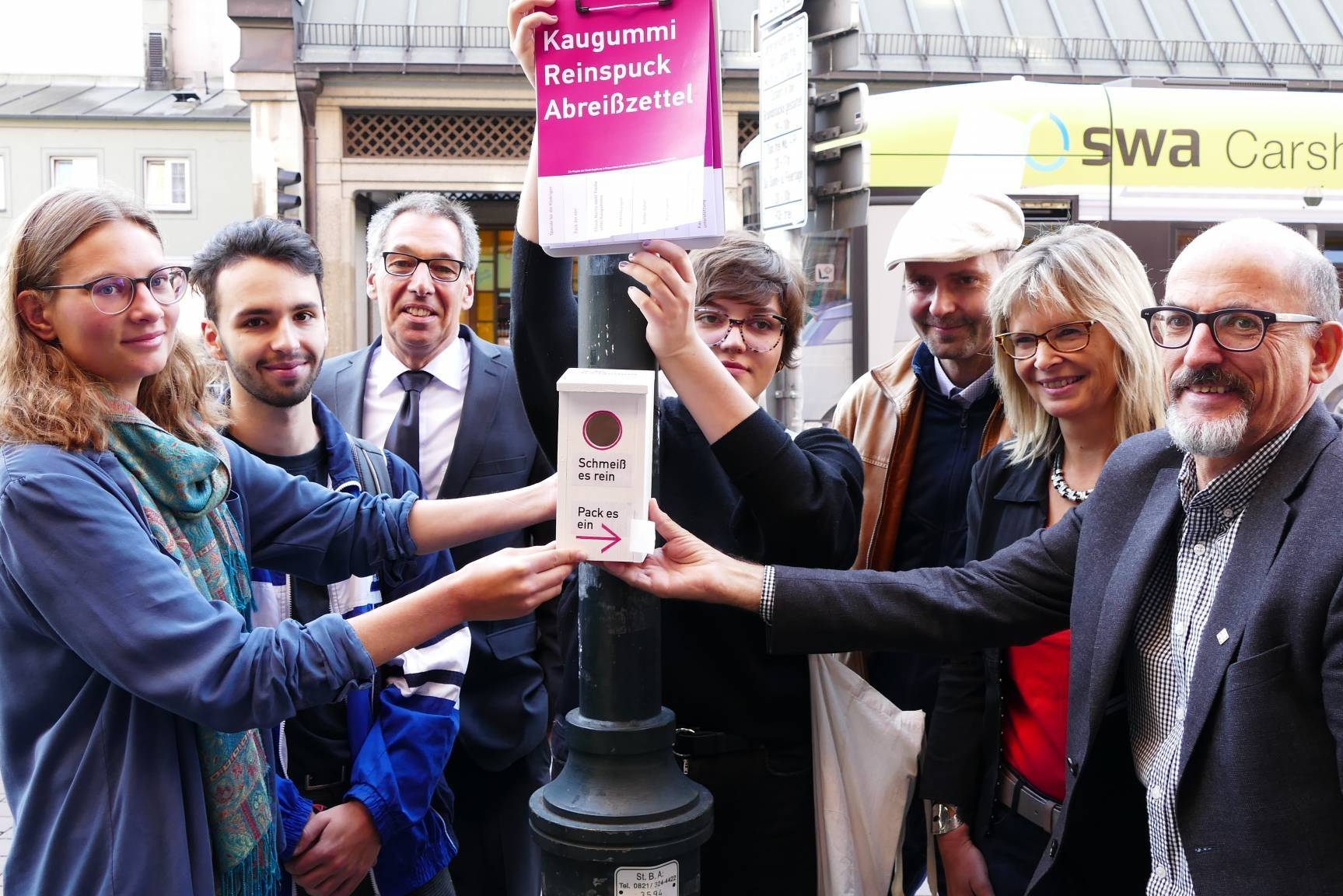 Studierende der Hochschule Augsburg, Götz Beck, Geschäftsführer der Regio Augsburg Tourismus GmbH (3. v.l.), Stefanie Rohde, Leiterin Fahrbetrieb der Stadtwerke (2.v.r.), und Reiner Erben, Referent für Umwelt, Nachhaltigkeit und Migration der Stadt Augsbu