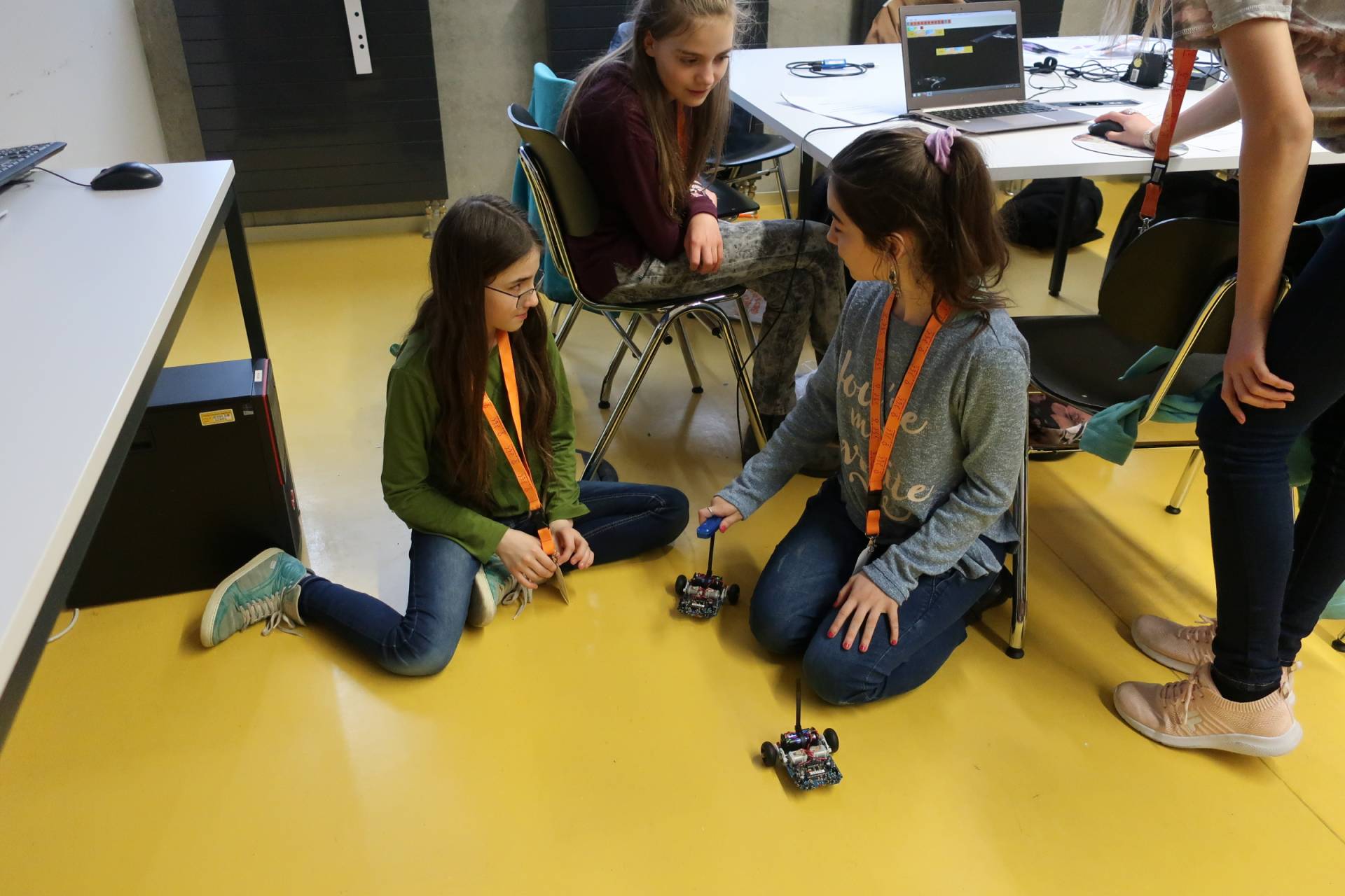 Mädchen programmieren Miniroboter.