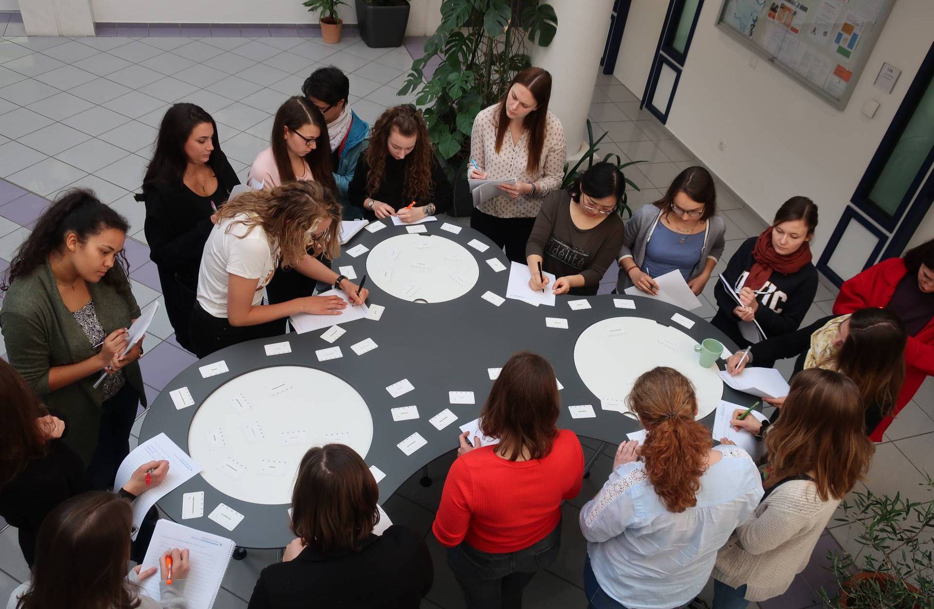 Frauen bei einem Workshop.