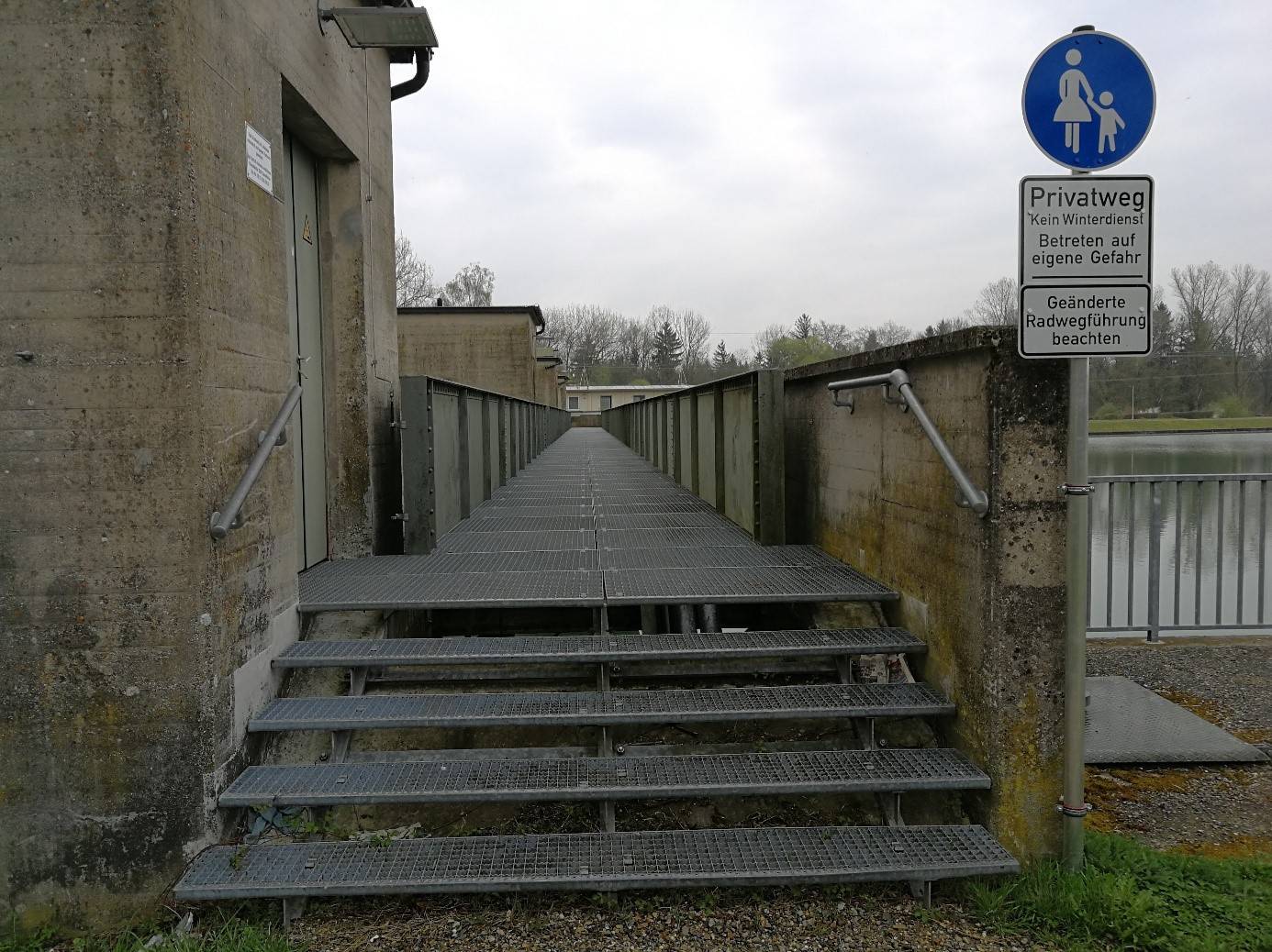 Abruptes Radwegende am Laufwasserkraftwerk in Rain am Lech. Foto: Manuel Harlacher