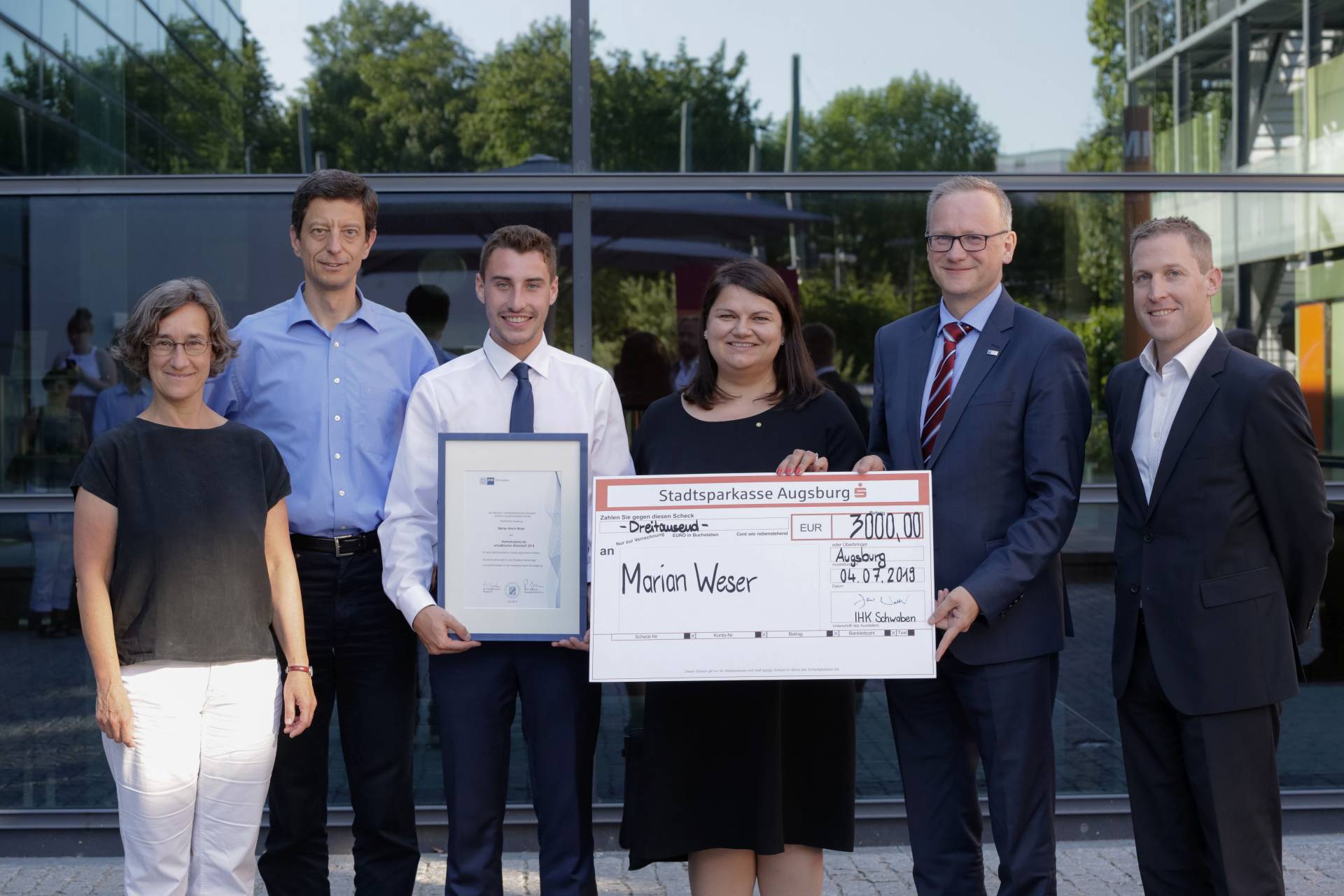 Marian Weser (3.v.l.) bekommt den Preis der schwäbischen Wirtschaft überreicht. Marian Weser (3.v.l.) bekommt den Preis der schwäbischen Wirtschaft überreicht.