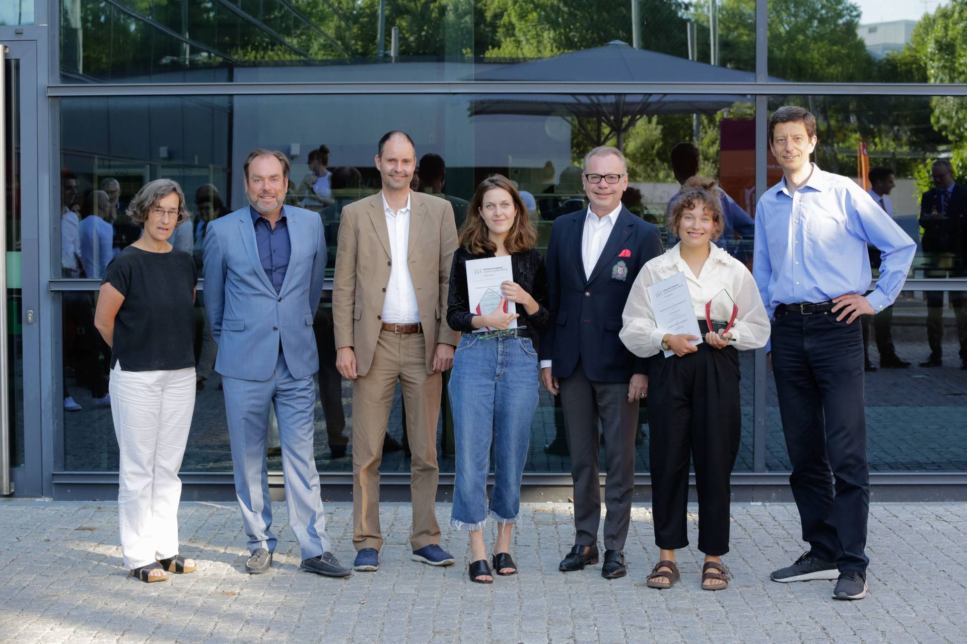 Louise Grambole und Marie Walser erhalten den Preis des Vereins zur Förderung der Hochschule Augsburg e.V. Louise Grambole und Marie Walser erhalten den Preis des Vereins zur Förderung der Hochschule Augsburg e.V.