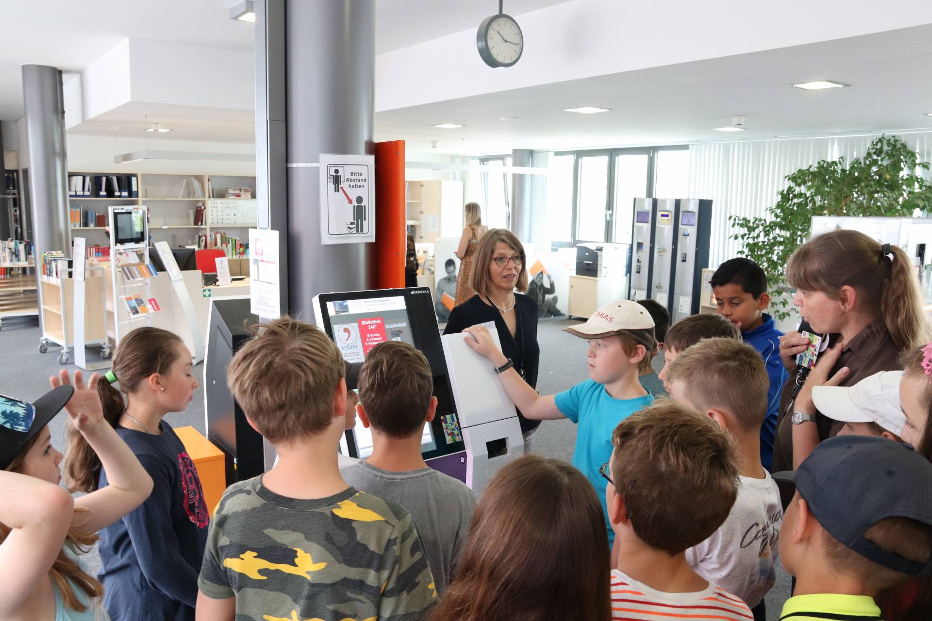 Schüler mit Angelika Hofmockel-Orth beim Info-Point in der Hochschulbibliothek. 