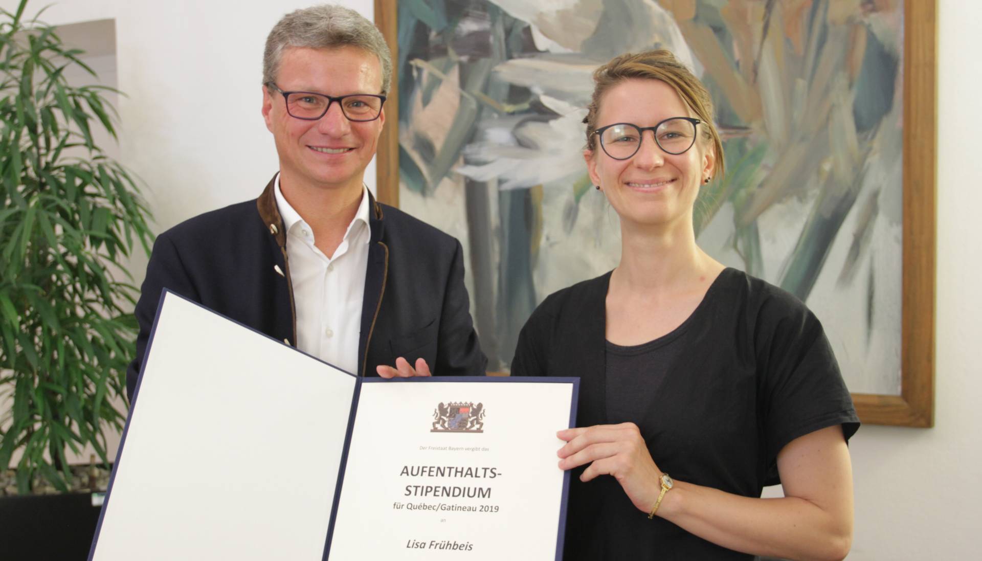 Staatsminister Bernd Sibler mit der Comic-Autorin und Alumna Lisa-Frühbeis