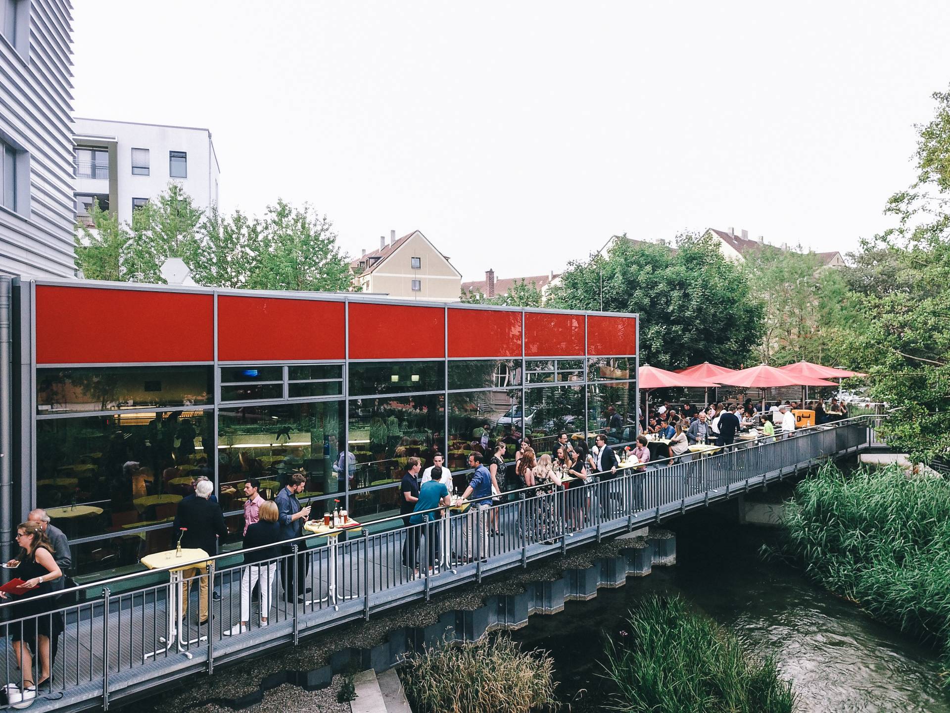 Leckeres vom Grill: Die Absolventinnen und Absolventen lassen sich am Campus Brunnenlech verköstigen.